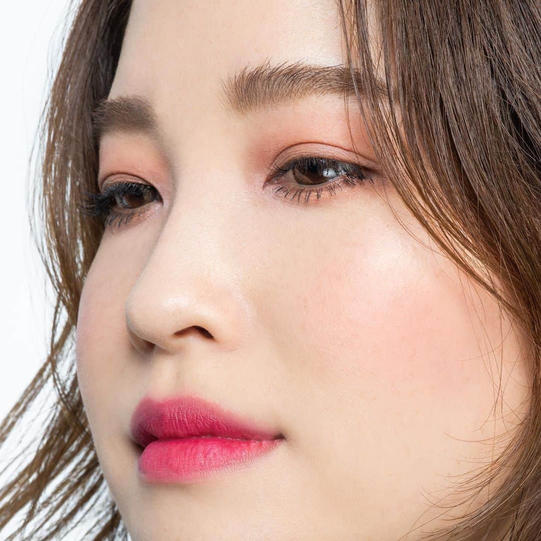 M∙A∙C Cosmetics Japanのインスタグラム：「ㅤ 2019年秋冬のトレンドメイクをデイリーに落とし込むには？ 最後は「ロマンティシズム」✨ ㅤ ソフトマットな質感のリップとチークで内からにじみ出るような血色感を演出することで 秋冬トレンドのソフトフェミニンなルックに。 ㅤ 3つのトレンドメイクはいかがでしたか？ぜひ挑戦してみてください💄 ㅤ MODEL: M·A·C ARTIST AYAKA ENDO @macpro_tokyo PHOTO: @takaki_iwata ㅤ ㅤ ㅤ ㅤ ㅤ #MACCosmeticsJapan #MACコスメ #MACCosmetics #コスメ #メイク #ロマンティシズム #ピンクリップ #チーク #リップ #秋メイク #秋コスメ #冬メイク #冬コスメ #ローズ #トレンド #トレンドメイク #ピンクシャドウ #ピンクメイク #ROMANTICISM #19aw #aw #makeup #eyemakeup #lipmakeup #pinklip #makeup2019」