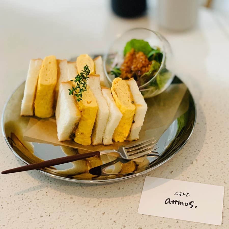 LeTRONC ルトロンさんのインスタグラム写真 - (LeTRONC ルトロンInstagram)「【 cafe attmos / 京都・馬町】﻿ .﻿ 8月1日（木）京都の馬町エリアにオープンしたばかりの「cafe attmos（カフェ アットモス）」🍽﻿ ﻿ こちらは祇園にある紹介制の人気和食割烹「ぎをん今」が運営するカフェで、和食割烹ならではメニューやフルーツを使ったおしゃれなトーストが人気です🍞﻿ ﻿ 今が旬の梨を使った「PEAR TOAST」🍐﻿ 薄く切った梨をバラにみたて、店長手作りの蜜煮のミックスナッツをプラスしハーブのタイムを使うことでちょっぴりスパイシーに仕上がってます✨﻿ 注文を受けてからひとつひとつ丁寧に作っていて、梨の品種も時期によって変わるこだわりぶり👏﻿ ﻿ ぜひ味わいに行ってみてくださいね😋﻿ .﻿ 📍京都府京都市東山区下馬町490 ELLA4901F﻿ .﻿ 📷写真・情報提供：@norikoyama.rrさん﻿ 素敵な投稿をありがとうございます✨﻿ .﻿ \ 一緒にルトロンInstagramを盛り上げませんか？🙋‍♀️ /﻿ #ルトロン で素敵なおでかけ体験をシェアしてくれる方を大募集しています♪投稿内容は、Instagramで紹介させていただきます☺️﻿ .﻿ ルトロンのアプリはAppStore、GooglePlay「ルトロン」で検索！﻿ .﻿ #letronc #japanese_food #kyotocafe #cafeattmos #カフェアットモス #ぎをん今 #PEARTOAST #梨トースト #パン好き #パン好きな人と繋がりたい #スイーツ #スイーツ部 #スイーツ巡り #スイーツ好きな人と繋がりたい #インスタ映え #インスタ映えスイーツ #京都カフェ #馬町カフェ #cafe #カフェ #カフェ部 #カフェ好き #カフェ巡り #カフェスタグラム #カフェ好きな人と繋がりたい #京都グルメ #instafood #카페스타그램 #食欲の秋」10月9日 18時02分 - letronc.m