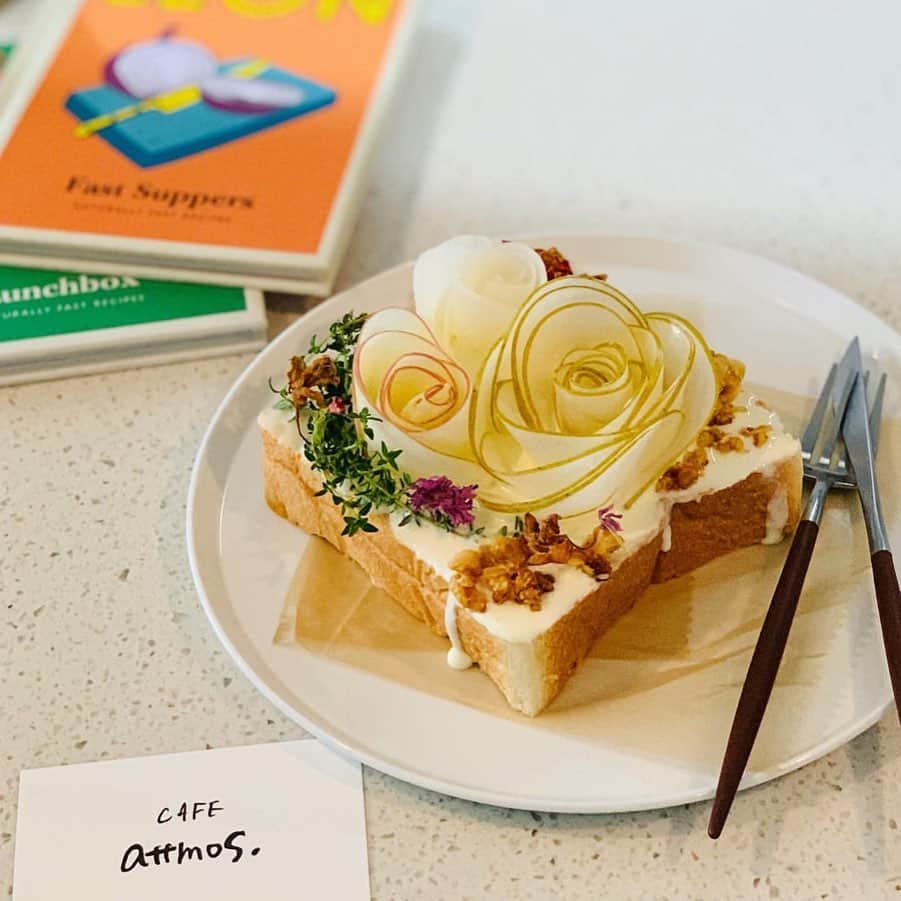 LeTRONC ルトロンさんのインスタグラム写真 - (LeTRONC ルトロンInstagram)「【 cafe attmos / 京都・馬町】﻿ .﻿ 8月1日（木）京都の馬町エリアにオープンしたばかりの「cafe attmos（カフェ アットモス）」🍽﻿ ﻿ こちらは祇園にある紹介制の人気和食割烹「ぎをん今」が運営するカフェで、和食割烹ならではメニューやフルーツを使ったおしゃれなトーストが人気です🍞﻿ ﻿ 今が旬の梨を使った「PEAR TOAST」🍐﻿ 薄く切った梨をバラにみたて、店長手作りの蜜煮のミックスナッツをプラスしハーブのタイムを使うことでちょっぴりスパイシーに仕上がってます✨﻿ 注文を受けてからひとつひとつ丁寧に作っていて、梨の品種も時期によって変わるこだわりぶり👏﻿ ﻿ ぜひ味わいに行ってみてくださいね😋﻿ .﻿ 📍京都府京都市東山区下馬町490 ELLA4901F﻿ .﻿ 📷写真・情報提供：@norikoyama.rrさん﻿ 素敵な投稿をありがとうございます✨﻿ .﻿ \ 一緒にルトロンInstagramを盛り上げませんか？🙋‍♀️ /﻿ #ルトロン で素敵なおでかけ体験をシェアしてくれる方を大募集しています♪投稿内容は、Instagramで紹介させていただきます☺️﻿ .﻿ ルトロンのアプリはAppStore、GooglePlay「ルトロン」で検索！﻿ .﻿ #letronc #japanese_food #kyotocafe #cafeattmos #カフェアットモス #ぎをん今 #PEARTOAST #梨トースト #パン好き #パン好きな人と繋がりたい #スイーツ #スイーツ部 #スイーツ巡り #スイーツ好きな人と繋がりたい #インスタ映え #インスタ映えスイーツ #京都カフェ #馬町カフェ #cafe #カフェ #カフェ部 #カフェ好き #カフェ巡り #カフェスタグラム #カフェ好きな人と繋がりたい #京都グルメ #instafood #카페스타그램 #食欲の秋」10月9日 18時02分 - letronc.m