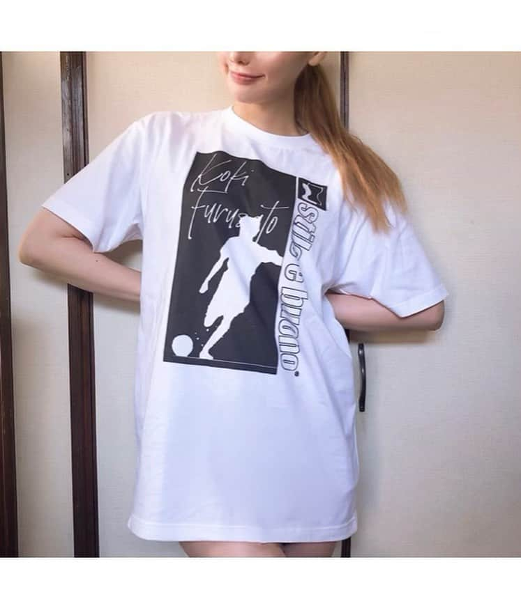 まさき沙耶さんのインスタグラム写真 - (まさき沙耶Instagram)「Q.さて今日、中に着てたTシャツだーれー作ったのだ🥳？？ . . お友達のサッカー選手 #古里光輝 (@ko6u8ki )くん×#スタイルボーノ (@stile_e_buono )さんのコラボTシャツ🙋‍♀️. . . オーストリアのインスブルック所属👏🇦🇹 . . 今日少年(気分だけでも…)みたいになりたくてこんな感じで着た👦👕. リップもオレンジ🍊💋. 元から男の人みたいなので容易かったですありがとうございます！！！w . 私身長166cmでLサイズにしたけど、太ももほぼ出る感じ(2枚目)の丈です!! ブラックもあるよ🖤. . . ストーリーからサイト飛べるようにしとくね🙆‍♀️🙆‍♀️ コメントにも書いたけど私週5で着るのでみなさんは週7で着てください🤚笑笑 おそろいね🥺🥺💓. . . #古里光輝 くん #スタイルボーノ #コラボ #tシャツ #サッカー #オーストリア #インスブルック #soccer #soccerplayer ##スポーツ #スポーツ好き #AUSTLIA #🇦🇹 #🇯🇵」10月9日 18時15分 - saya_masaki