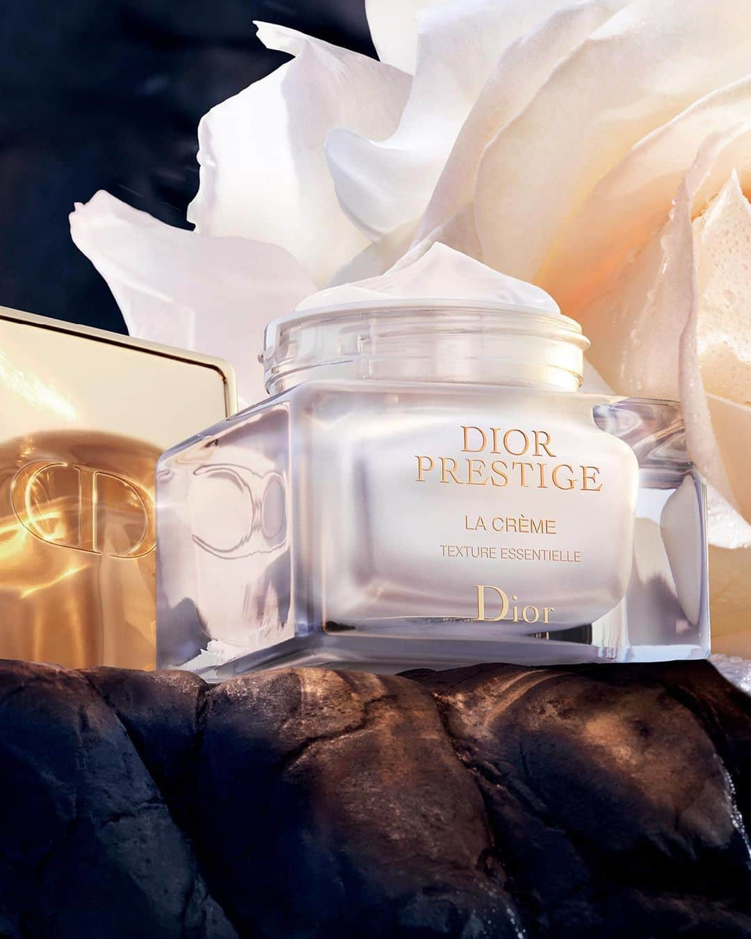 クリスチャンディオールさんのインスタグラム写真 - (クリスチャンディオールInstagram)「For 10 years, @diorskincare worked tirelessly to create The Rose de Granville, the 1st rose ever developed for skincare. Born from a wild rose, the Rose de Granville is twice as resistant as a standard rose, infusing DIOR PRESTIGE with exceptional regenerating power. The iconic La Crème offers extraordinary, triple anti-aging power: resistance, regeneration & skin perfection. •  #diorskincare #diorprestige #rosedegranville」10月9日 18時15分 - dior