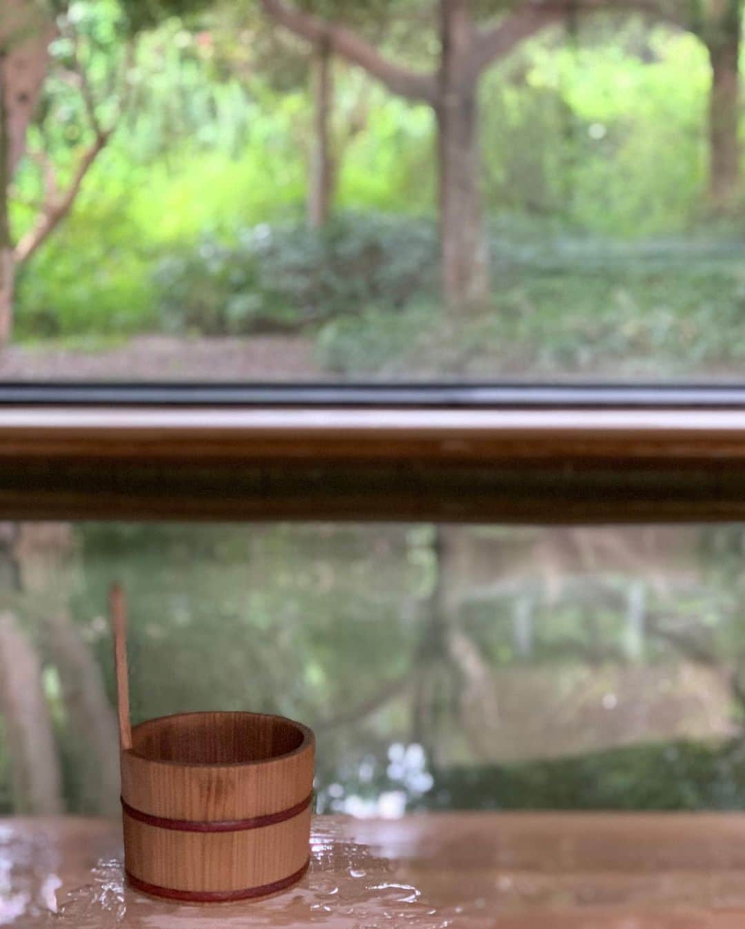 渡辺由布子さんのインスタグラム写真 - (渡辺由布子Instagram)「🧘‍♀️🍃 ・ 日本の原風景と手付かずの大自然が残る、#伊勢志摩国立公園 内に佇む @nemu_resort でフィトセラピー˚✧₊ ・  晴れた日は丘の上で朝ヨガ、海の上でSUPヨガを、雨の日は森に囲まれたスタジオでハンモックに揺られながら癒しのひと時。  世界初の真珠養殖に成功した#ミキモト  @official_mikimoto 初の温浴施設併設型スパ #PEARLSPA でエステや湯めぐりを体験したりと、#女子旅 には嬉しいコンテンツがたくさん！  #伊勢志摩 #賢島 #合歓  #ネムリゾート  #日本再発見  #TRAVEL  @yolo.style_japan ・  ド派手な#ヨガウェア は、サンフランシスコ発のヨガウェアブランド @loudmouth_japan_official のセットアップ💛🖤 ・ 📍 #NEMURESORT #IseShima #Mie #🇯🇵」10月9日 18時16分 - watanabe_yuko