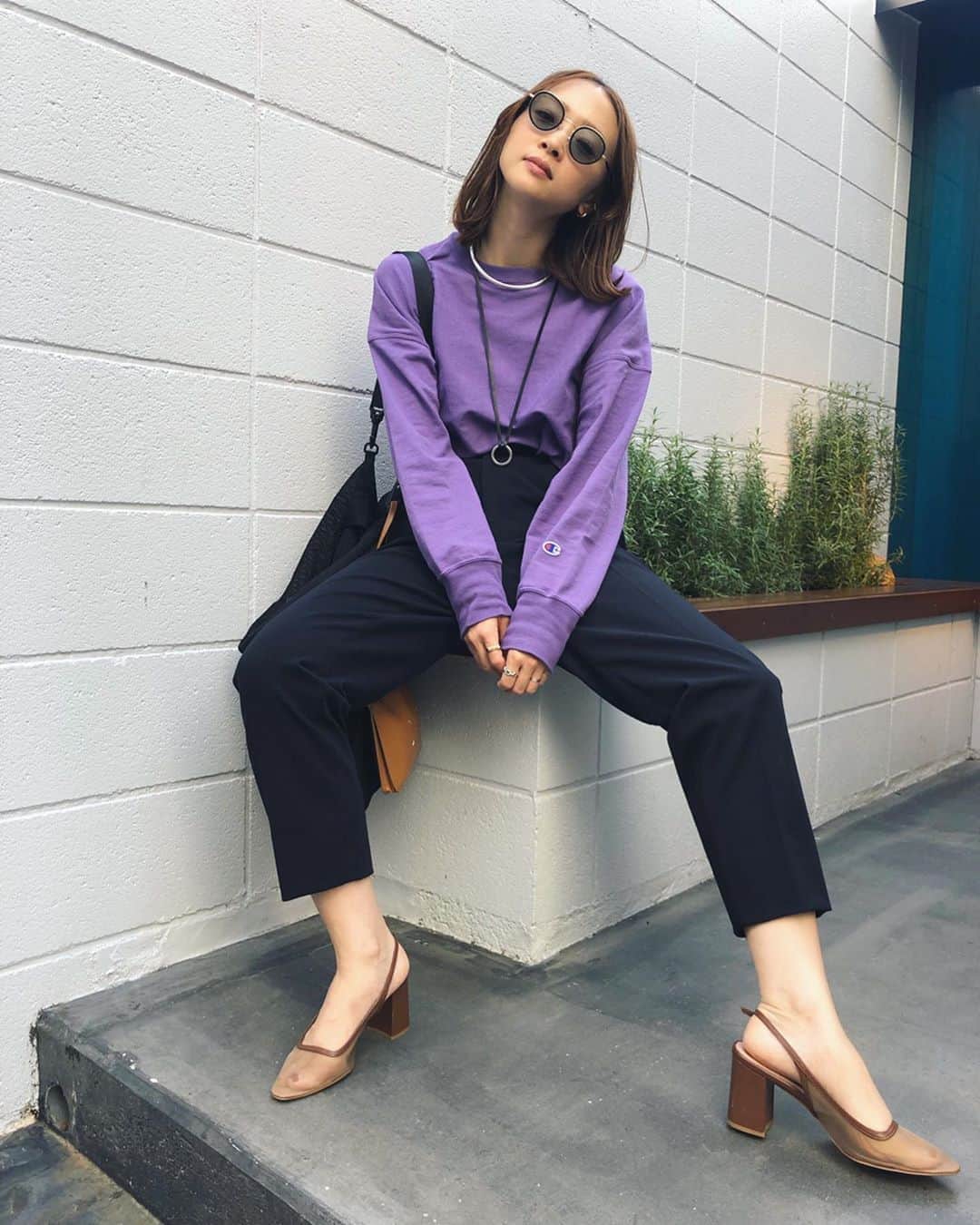 野尻美穂のインスタグラム：「今日はパープル！ 丈が長いからインもアウトも万能！ ロンT好きにはたまらないぜ🤞🤭 #mihonano #顔変わりすぎ #お袖長め族」