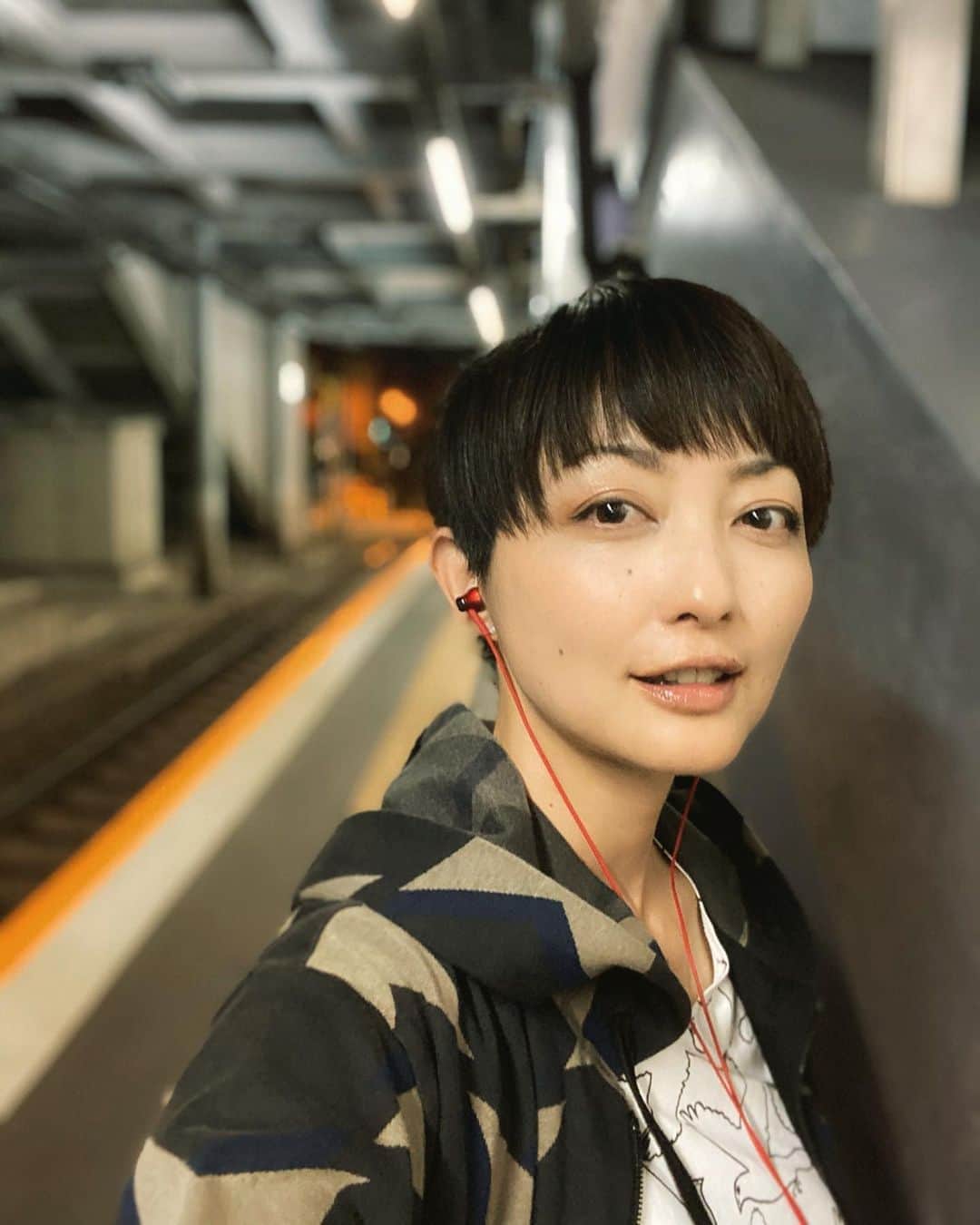 野本かりあのインスタグラム：「iPhone6sから11に。ひゃー、カメラの性能の違いに驚き👀 でも、使えなくなったアプリ、ログイン出来なくなったメアドなどなど。苦手すぎる、こういうの😭 #携帯のサイズが違いすぎて戸惑い💦」