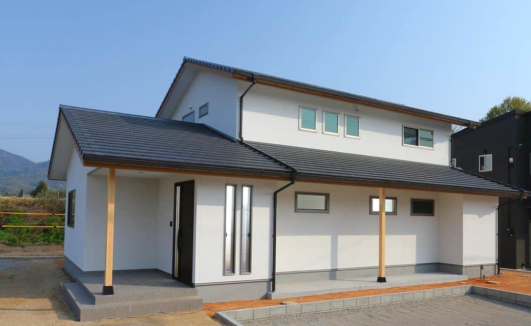 OKOCHI STYLE(香川県) さんのインスタグラム写真 - (OKOCHI STYLE(香川県) Instagram)「切妻屋根の凛とした外観の家。﻿ 時代が流れても、美しく自然に溶け込みます。﻿ ﻿ Instagramで紹介した写真は、下のプロフィールをご覧ください♪﻿ ーーーーーーーーー﻿ @okochi.komuten ﻿ ーーーーーーーーー﻿ ﻿ 資料請求専用インスタ始めました！﻿ 家づくりの資料請求はこちらから⬇️﻿ ーーーーーーーー﻿ @request_ok﻿ ーーーーーーーー﻿ ﻿ 街角リゾート木きん堂倶楽部のインスタもご覧ください(カフェ&ギャラリー情報)🌟﻿ ーーーーーーーーー﻿ @mokkindou.cafe ﻿ ーーーーーーーーー﻿ ﻿ 大河内工務店HPのURLはこちら⬇️﻿ https://www.okochi.co.jp﻿ ﻿ #工務店だからつくれる家 #外観 #外観デザイン #切妻屋根 #無垢 #自然素材 #住宅 #木の家 #工務店 #建築 #設計 #自由設計 #注文住宅 #香川の家 #新築 #一戸建て #注文住宅新築 #施工事例 #暮らしを楽しむ #家 #家づくり #おしゃれな家 #マイホーム #マイホーム計画 #住宅 #香川の工務店 #baum_kagawa #木きん堂 #香川県 #大河内工務店﻿ ﻿」10月9日 18時10分 - okochi.komuten