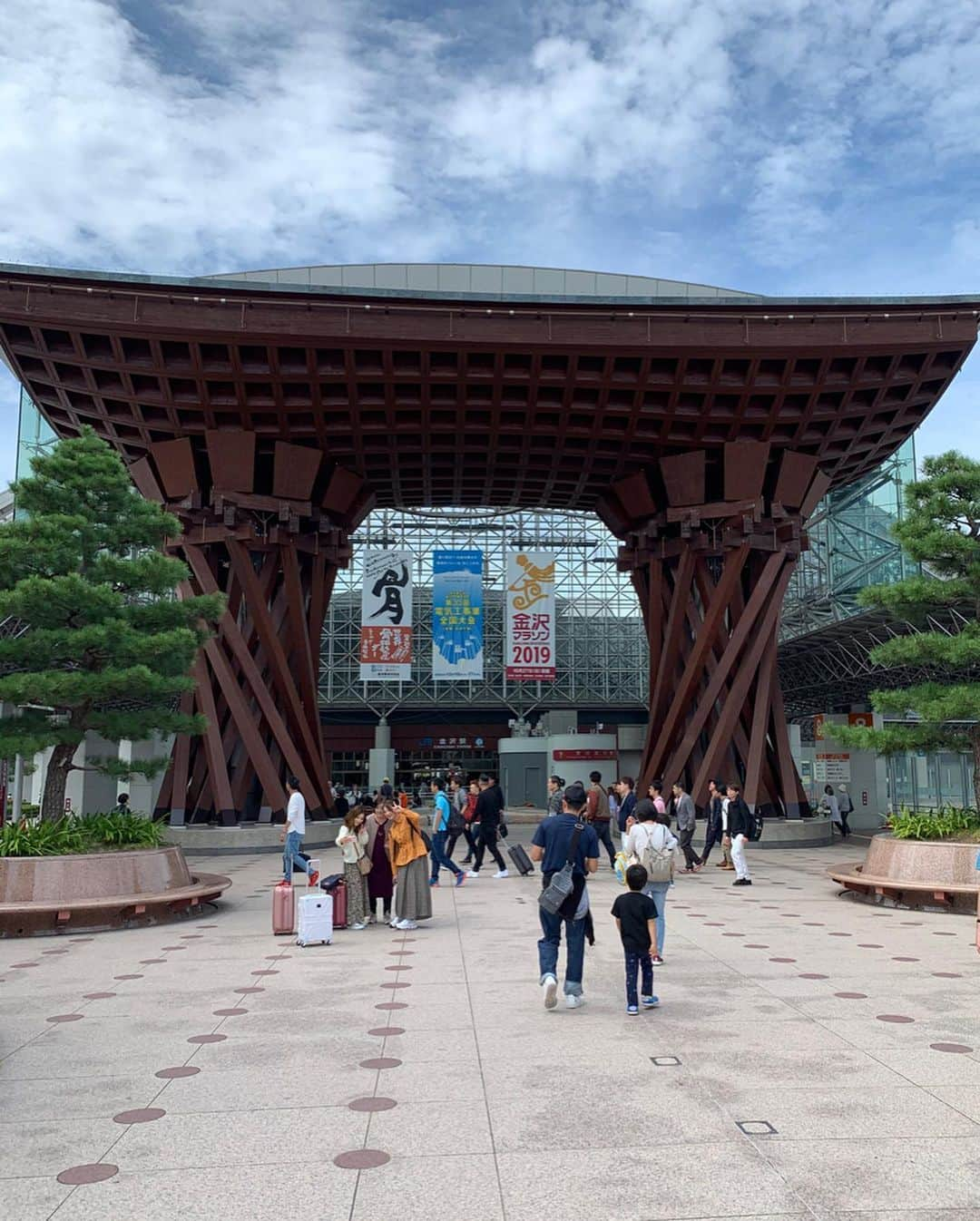 松原汐織さんのインスタグラム写真 - (松原汐織Instagram)「♡ 母との金沢旅行２日目😊 ・ アート好きとしては行ってみたかった、 #21世紀美術館 へ。 レアンドロ・エルリッヒのプールは閉鎖されていて見られず残念でしたが、久しぶりに体験できたエルネスト・ネトの作品(写真は🙅🏻‍♀️)は新しい感覚が刺激される感じが👏🏻👏🏻👏🏻 母と夢中になって楽しみました✨ ・ 他にも#鈴木大拙館 で禅に触れたり、 #近江町市場 でランチを食べたり、 #むらはたフルーツパーラー でパフェを食べたり、 大満喫の金沢旅行でした❤️❤️(スワイプしてくださいね📸) ・ 今日は仙台でCM撮影だったので、３日続けての新幹線で日本を大移動中です🤣🚄 ・ #OOTD #coordinate  Dress / @inscrire_official ・ #汐織の旅日記 #金沢 #母娘旅」10月9日 18時11分 - shiori_ma_