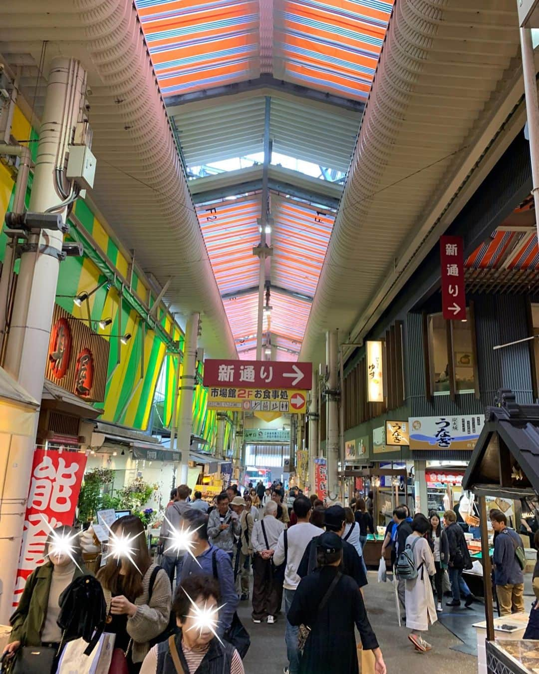 松原汐織さんのインスタグラム写真 - (松原汐織Instagram)「♡ 母との金沢旅行２日目😊 ・ アート好きとしては行ってみたかった、 #21世紀美術館 へ。 レアンドロ・エルリッヒのプールは閉鎖されていて見られず残念でしたが、久しぶりに体験できたエルネスト・ネトの作品(写真は🙅🏻‍♀️)は新しい感覚が刺激される感じが👏🏻👏🏻👏🏻 母と夢中になって楽しみました✨ ・ 他にも#鈴木大拙館 で禅に触れたり、 #近江町市場 でランチを食べたり、 #むらはたフルーツパーラー でパフェを食べたり、 大満喫の金沢旅行でした❤️❤️(スワイプしてくださいね📸) ・ 今日は仙台でCM撮影だったので、３日続けての新幹線で日本を大移動中です🤣🚄 ・ #OOTD #coordinate  Dress / @inscrire_official ・ #汐織の旅日記 #金沢 #母娘旅」10月9日 18時11分 - shiori_ma_