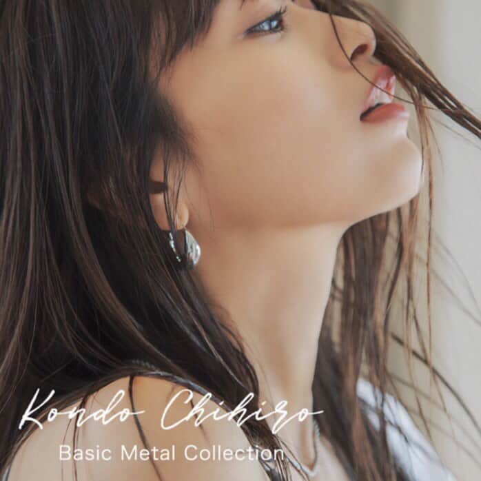 近藤千尋のインスタグラム：「ついに！本日19時より #mauvebystellar × 近藤千尋コラボ❤️ 先行予約開始です💖 ピアス(イヤリングにもなります) ネックレス、ブレスレット、リング ヘアアクセをコラボしました🥰 @mauvebystellar  @stellarhollywood  どんなコーデにも合う万能な ピアスとネックレス、ブレスレット を一緒につけても 抜け感と重量感のバランスが良い こだわりの詰まった ベーシックアイテムを作りました☺️ 自分用に、大切な人にプレゼント🎁でも…❤️❤️ メタルバレッタは 親子でも、是非付けてみてください💖  皆様、チェックお願いします😍✨ mauve-bystellar.com/c/kondouchihiro」