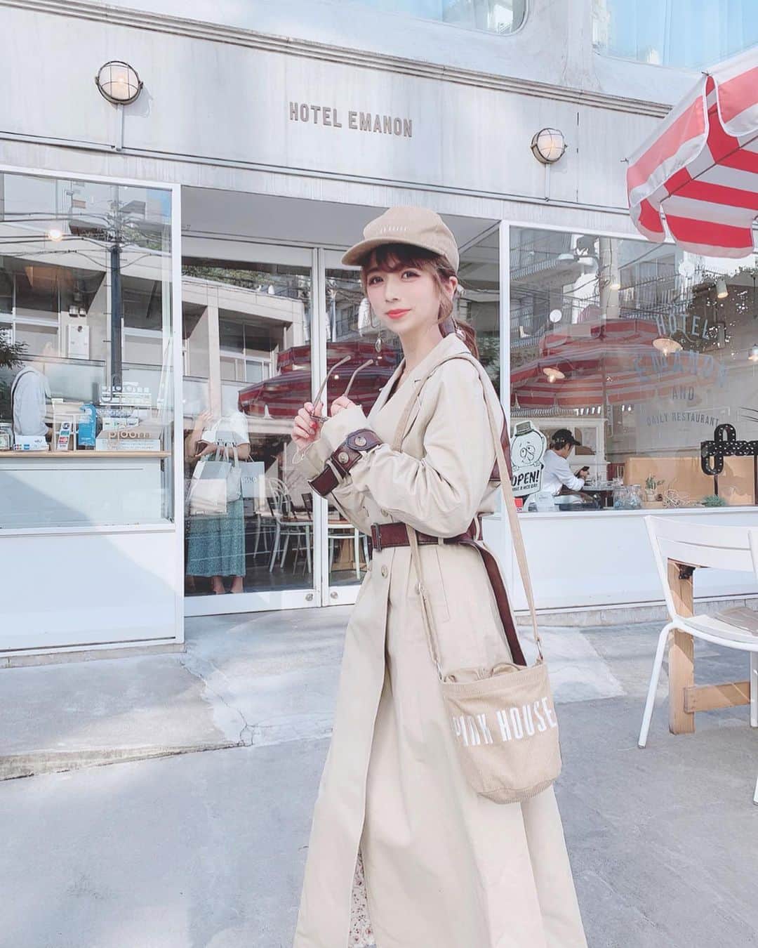のインスタグラム：「🧥 . 朝と夕方は特に肌寒いねー🍃 . トレンチコート着ると一気に秋っぽさ出る😍💕 . 配色になってるところもオシャレポイント💓 @libjoie . 小物はコーデュロイ素材で合わせたよ🎀 @pinkhouse_press のショルダーバッグと バックリボン付きのcap🧢💗 新作だよぉーーーー💞💕💗 . #秋コーデ #トレンチコート #コーデュロイ #cap #トレンチ #ベージュコーデ #カジュアルコーデ #fashion #libjoie #ootd #えりんコーデ #えりんこヘアアレンジ #えりんこカフェ巡り」
