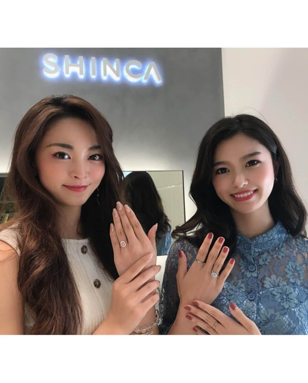 八軒あやねさんのインスタグラム写真 - (八軒あやねInstagram)「ラボ・グロウンダイヤモンド専門 【SHINCA】さんが明日より 銀座でopen💎 一足お先にお邪魔してきました😊 . . .  ラボ・グロウンダイヤモンドとは 天然ダイヤモンドと産み出される環境が違うだけで、同じ成分と特徴の最新のテクノロジーで作られた合成ダイヤモンド💎 . 本当に輝きが凄くて一瞬にして虜に...😍 私のお気に入りはopen記念で特別に作られたハートのネックレス💓 天然ダイヤモンドと変わらないのに、お手頃に手に入るのが素敵☺️ スタッフさんの笑顔も接客も素晴らしいのでぜひ足を運んでみてください🌸 . . 銀座店は明日よりopen📣 京都の御池にも店舗があります😆 . . . 【銀座店】 〒104-0061 東京都中央区銀座2-8-19 03-6263-2536 ginza@shinca-shop.jp 営業時間： 11:00～19:00 (金・土曜日 20:00) 定休日： 水曜日・年末年始など 2019年10月10日　OPEN . . . 【京都御池店】 〒604-0954 京都市中京区御池通柳馬場東入ル 京都御池創生館 1F 075-741-7027 oike-shop@imayo.co.jp 営業時間： 11:00～19:00 (金・土曜日 20:00) 定休日： 水曜日・年末年始など . . . #shinca #shinca銀座 #ラボグロウンダイヤモンド #ダイヤモンド」10月9日 18時22分 - ayagram_8_