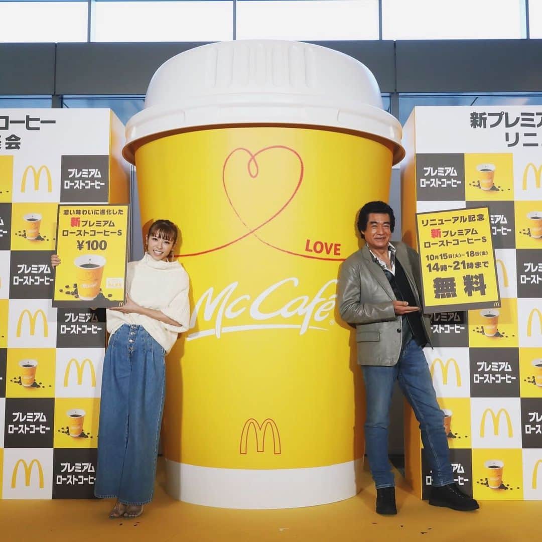 若槻千夏さんのインスタグラム写真 - (若槻千夏Instagram)「どうしても ポーズがバラエティ感でちゃう。。 #マックの新プレミアムローストコーヒー　 #リニューアルしたコーヒーもめっちゃ美味しかったです #期間限定で無料みたい #あれが無料って凄い #私も来週必ずマックする😘❤️」10月9日 18時23分 - wakatsukichinatsu