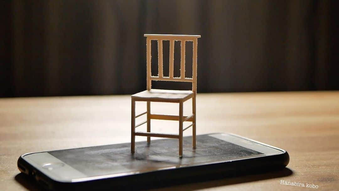 ohanaさんのインスタグラム写真 - (ohanaInstagram)「ドールハウス用の椅子を作りました☺︎ : : 全体を写すと何を 作っているかわかってしまうので、このくらいに。 : : 座面のところは紙やすりでガリガリ削りました👷‍♂️ #ミニチュア #miniature #mini #miniatures #diy #diycraft #diys #craft #chair #antique #アンティーク #dollhouse #dollhouses #ドールハウス」10月9日 18時32分 - hanabira_kobo
