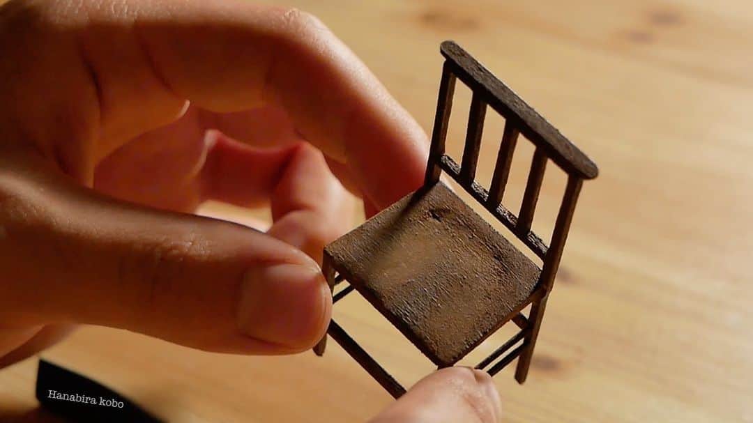 ohanaさんのインスタグラム写真 - (ohanaInstagram)「ドールハウス用の椅子を作りました☺︎ : : 全体を写すと何を 作っているかわかってしまうので、このくらいに。 : : 座面のところは紙やすりでガリガリ削りました👷‍♂️ #ミニチュア #miniature #mini #miniatures #diy #diycraft #diys #craft #chair #antique #アンティーク #dollhouse #dollhouses #ドールハウス」10月9日 18時32分 - hanabira_kobo