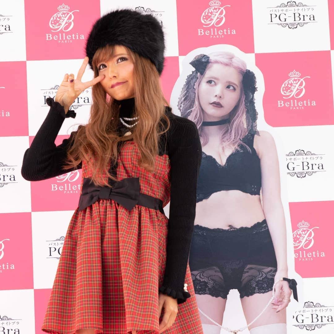 p-grandi☆育乳マッサージのバストアップ専門店さんのインスタグラム写真 - (p-grandi☆育乳マッサージのバストアップ専門店Instagram)「10月9日「109の日」 . p-Grandiオリジナルナイトブラ❗ PG-Braイメージモデル発表会☺ . 沢山のご来場、誠にありがとうございました🙇 . 益若さんには当時のギャルスタイルを完全再現して頂き、当時の渋谷109の思い出からイメージモデルをして頂いている弊社ナイトブラ【PG-Bra】について、熱く語っていただきました✴ . . また、サプライズとして10月13日にお誕生日を迎える益若さんに、バストを模したおっぱいケーキでお祝いをさせて頂きました❤ . 益若さん、お誕生日おめでとうございます☺ . . ★オールハンド育乳マッサージ★ 【ご予約は】 📞03-6205-5372☆新宿店 📞03-6712-7537☆恵比寿店 📞03-6452-6335☆表参道店 📞052-684-9580☆名古屋栄店 📞06-6486-9790☆大阪梅田店 📞06-4256-1522☆大阪心斎橋店 https://www.p-grandi.com/contact/ . - BLOG - https://ameblo.jp/p-grandi/ - Facebook - https://www.facebook.com/pGrandi0820/ - Twitter - https://twitter.com/pGrandi0820 . . #pGrandi #益若つばさ #109」10月9日 18時32分 - pgrandi_official