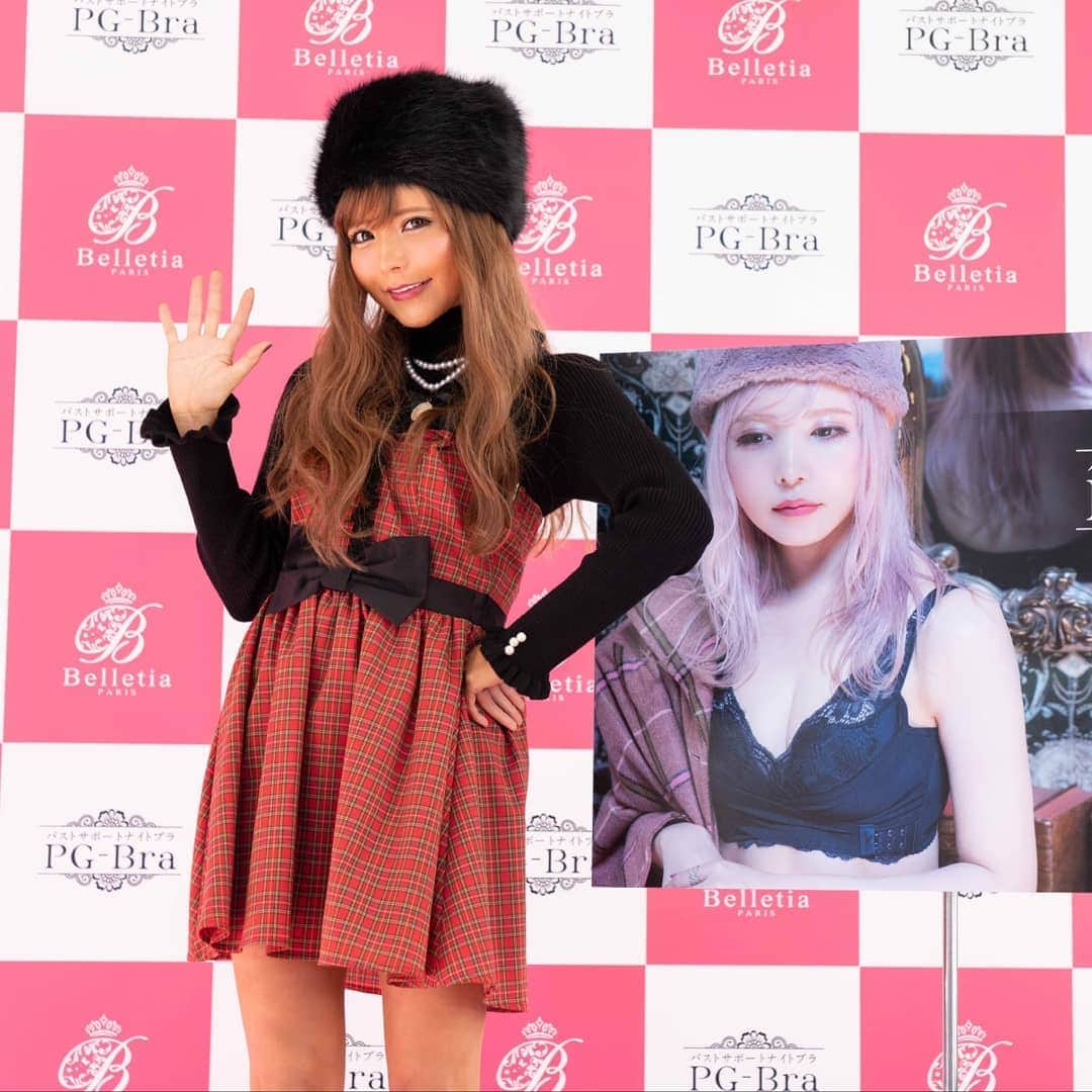 p-grandi☆育乳マッサージのバストアップ専門店のインスタグラム：「10月9日「109の日」 . p-Grandiオリジナルナイトブラ❗ PG-Braイメージモデル発表会☺ . 沢山のご来場、誠にありがとうございました🙇 . 益若さんには当時のギャルスタイルを完全再現して頂き、当時の渋谷109の思い出からイメージモデルをして頂いている弊社ナイトブラ【PG-Bra】について、熱く語っていただきました✴ . . また、サプライズとして10月13日にお誕生日を迎える益若さんに、バストを模したおっぱいケーキでお祝いをさせて頂きました❤ . 益若さん、お誕生日おめでとうございます☺ . . ★オールハンド育乳マッサージ★ 【ご予約は】 📞03-6205-5372☆新宿店 📞03-6712-7537☆恵比寿店 📞03-6452-6335☆表参道店 📞052-684-9580☆名古屋栄店 📞06-6486-9790☆大阪梅田店 📞06-4256-1522☆大阪心斎橋店 https://www.p-grandi.com/contact/ . - BLOG - https://ameblo.jp/p-grandi/ - Facebook - https://www.facebook.com/pGrandi0820/ - Twitter - https://twitter.com/pGrandi0820 . . #pGrandi #益若つばさ #109」
