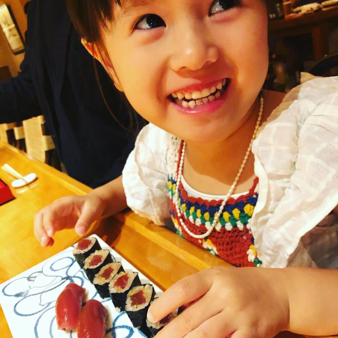 依布サラサさんのインスタグラム写真 - (依布サラサInstagram)「久しぶり伺えた一心鮨 光洋❣️ 宮崎に行く理由、一心鮨、それだけ🐈 いまは一斉スタートのお鮨屋さんが多い中で、自分の好きな時間で、ペースで食べれるってすごく幸せなことなんだなぁってしみじみ考えてしまった☺️ 子供にもやさしいホスピタリティ😇 お鮨もつまみも、最高に繊細、やさしい、ちょうどいい☺️ 一光ペアリングも、さすが‼️ってうならせてくれる☺️❣️でも 一光さんがふざけすぎてて、いつも何が嘘で何が本当か分かりません👴🏻 お家の近くに欲しい、、🍣 また、このために、宮崎いくー！ #一心鮨光洋 #宮崎 #鮨 #領収書の宛名 #ワインレッドの心 様 #やめてけれ」10月9日 18時28分 - sarasaifu