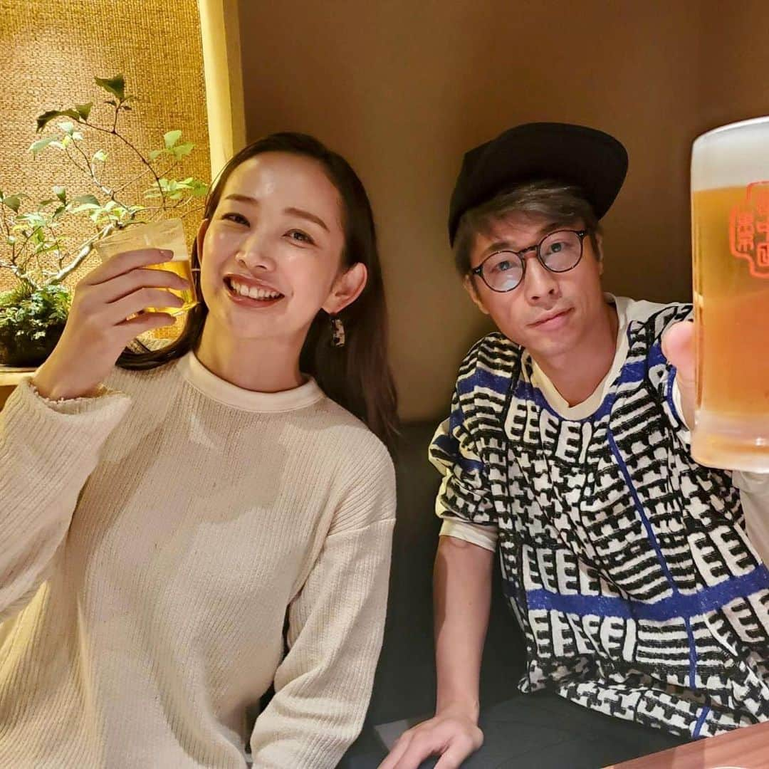 中上真亜子さんのインスタグラム写真 - (中上真亜子Instagram)「最っ高の季節に海でロンプクロケ🍁 とあるものを追って行ったクルーとプロデューサー。 #いやそのまま入ってますやん #靴もデニムもずぶ濡れの秋 #ここまで夢中に撮ってくれるって素晴らし過ぎる #終わって乾杯しておきました #え」10月9日 18時34分 - maako_nakagami