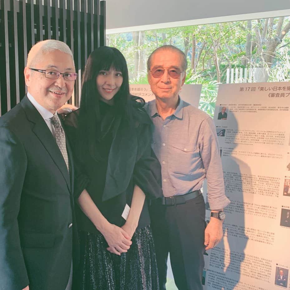 のインスタグラム：「第17回 「美しい日本を撮ろう」授賞式 ﻿ 審査員は様々な分野でご活躍の方たち﻿ 写真家はアメリカ在住のhashiさんとわたし﻿ 授賞式と写真展は美しい葉山文化園（隈研吾作）﻿ ﻿  素晴らしい作品が勢揃い ぜひ、来年ご応募して授賞式でお会いしましょう！﻿ ﻿ お世話になっている産経新聞の前代表取締役会長の熊坂さんとSUNデザイン研究所代表の大出さん☺️﻿ http://nihon-no-bi.jp/photocon/archives/news﻿ #産経新聞 #美しい日本を撮ろう #フォトコンテスト #安珠写真家 ﻿」