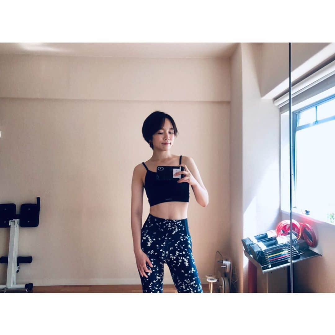 本島彩帆里さんのインスタグラム写真 - (本島彩帆里Instagram)「【 筋トレとの距離感 】﻿ ﻿ 筋トレどのくらいしますか？と﻿ よく聞かれるのですが、本当に﻿ ちまちまと続けています😂﻿ ﻿ ﻿ 元々ジムもヨガも筋トレも続けられ﻿ なかった私が日常の中に取り入れたり﻿ 通い続けられているのは、その時々で﻿ 付き合い方の調節をしているからです。﻿ ﻿ ﻿ 続ける上で白か黒、0か100ではなく﻿ その日によって、15や50の日を﻿ ちゃんと作るようにしています。﻿ ( むしろそっちの方が多い🥺笑 )﻿ ﻿ ﻿ 100を目指しすぎて頑張りすぎると﻿ 行きたくなくなって続かなかったり﻿ 急に0になって諦めてしまったり。﻿ ﻿ ﻿ なので、ぬるぬると続いている﻿ 週１ののパーソナルトレーニングも﻿ その日によって調節しています🤲﻿ ﻿ ﻿ ﻿ 例えばヒップアップしたい目的があって﻿ 出来るアプローチは沢山！！﻿ ﻿ ﻿ ① 負荷をかけたウェイトトレーニング﻿ ﻿ ② 自重でできるトレーニング﻿ ﻿ ③ ストレッチも兼ねたトレーニング﻿ ﻿ ④ 筋トレを効率よく効かせるために﻿ 必要なストレッチ﻿ ﻿ ⑤ それぞれの回数や負荷の具合を調整﻿ ﻿ ﻿ やりたいことと、気持ちのコンディション﻿ 含めて実際にできることをすり合わせて﻿ その程度できることの度合いを調節してます。﻿ ﻿ ﻿ 通うのも、その調節ができる人との﻿ ところだから通い続けられてる感じ☺️﻿ ﻿ ﻿ なので自分のモチベーションレベルに﻿ 合わせて引き出しを沢山もてるよう﻿ 同じ部位でもアプローチ方法をなるべく﻿ ストックできるようにしています。﻿ ﻿ ﻿ できない、やれない、諦めるの﻿ 角度をちょっと変えて、今の自分に﻿ できる小さいこと探しを﻿ ぜひやってみて下さい☺️﻿ ﻿ ﻿ 因みに#おしりづくり🍑 というタグで﻿ ヒップアップの宅トレやマッサージも﻿ まとめてるので見てみてください◎﻿ ﻿ ﻿」10月9日 18時50分 - saoooori89