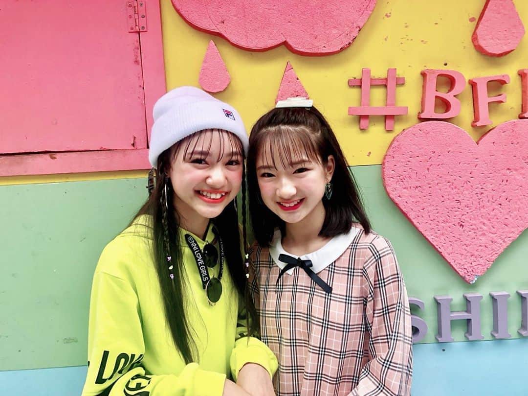 ニコ☆プチのインスタグラム：「⚾️💖 プチ☆コレ9組‼︎ のレイラ＆ミウだよ~~🥰🥰 初撮影のときのおふしょ📸 ちょっと緊張してる⁇笑 . . #プチコレ9組 #犬飼恋彩 #いぬかいれいら  #和田美羽  #わだみう  #にこにこですね」