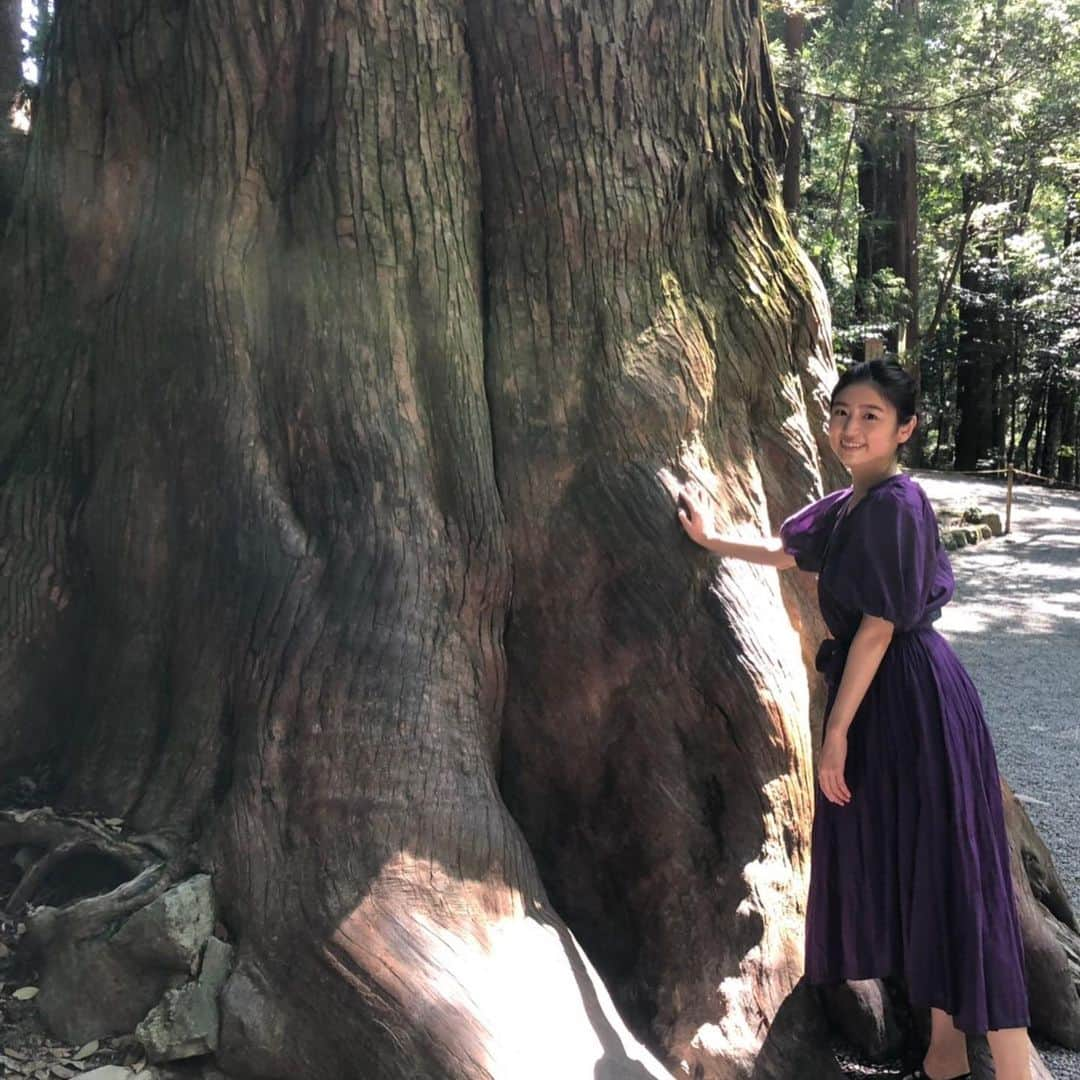 上野優花さんのインスタグラム写真 - (上野優花Instagram)「春頃から勉強していた 神社本庁が主催する神社検定に合格しました💮⛩ やったー🖐🏻😂🤚🏻 3級と2級の併用受験でしたので、勉強量も多く、 内容は苦手なw日本史と日本書紀😂 高校時代も世界史しかやっていなかったので、 苦手で後回しにするといずれツケが回ってくるんだなぁ なんて考えながらきちんと勉強しました🙋🏻‍♀️笑 神社にそれぞれ祀られている神さまの性格だったり 神社が創建された経緯を学べたので 昔から好きだった神社がよりグッと自分の中で解釈しやすくなって、この先に繋がる学びだったと思います。 お役に立てるようなプチ情報など発信していきますね。 #不安だったので先輩方と軽井沢に行った時に #封筒を開けて合否を確認しました笑 #5枚目はその瞬間 #どっきりびっくり驚き #な顔 笑 #神社検定 #神社巡り #お伊勢さん #伊勢神宮  #私の参拝日記 #神社好きな人と繋がりたい #神社仏閣」10月9日 18時47分 - yuka_ueno89