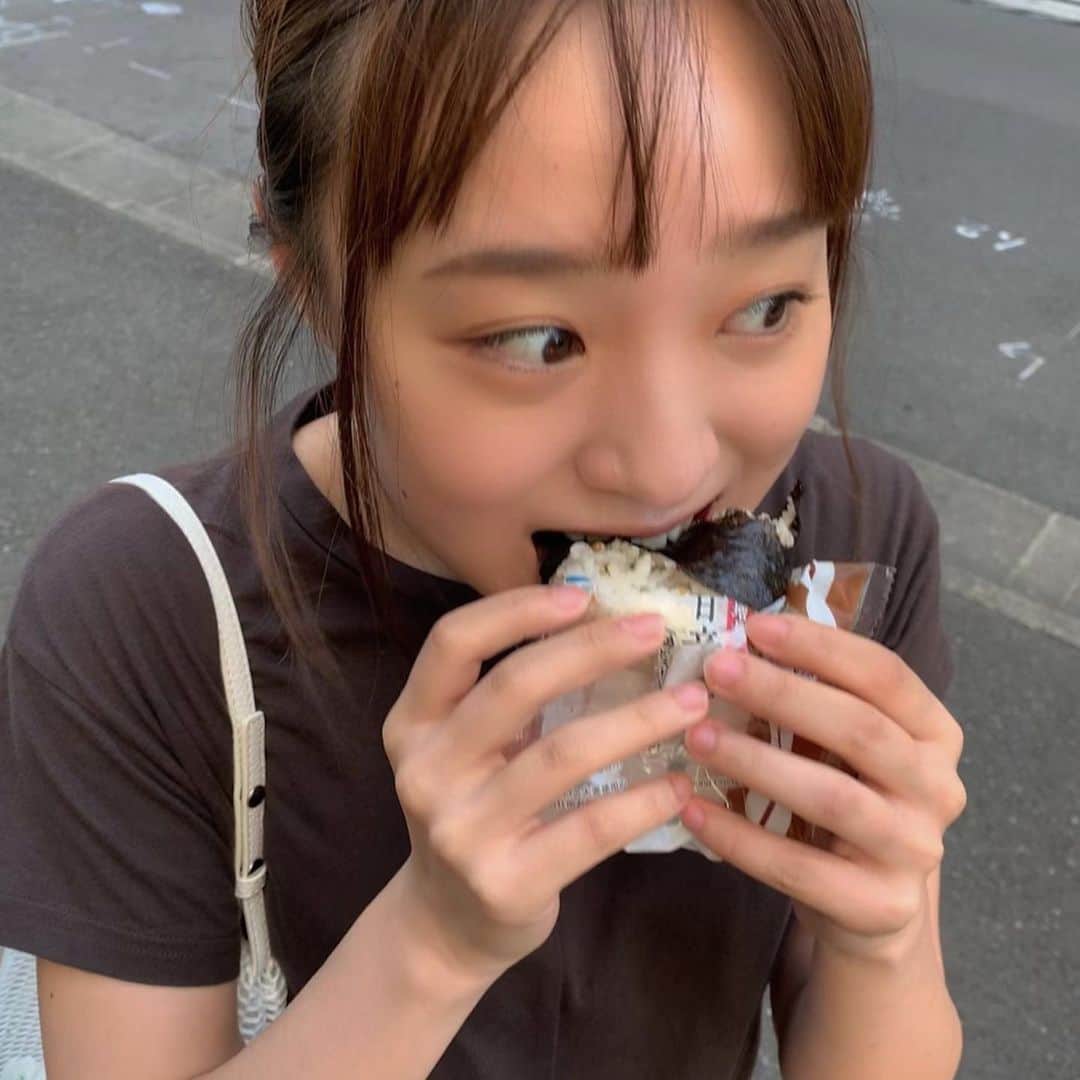 八重樫琴美さんのインスタグラム写真 - (八重樫琴美Instagram)「立ち食いすみません。どうしても、どうしてもおにぎりが食べたかったんです。お腹が鳴りたくなかったので…。#マナー#マナーを守りましょう#おにぎり#おにぎりが食べたいんだなぁ」10月9日 18時48分 - kotomiyaegashi
