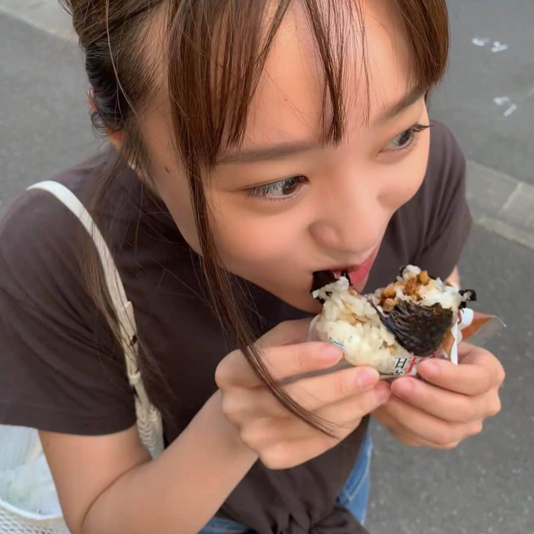 八重樫琴美さんのインスタグラム写真 - (八重樫琴美Instagram)「立ち食いすみません。どうしても、どうしてもおにぎりが食べたかったんです。お腹が鳴りたくなかったので…。#マナー#マナーを守りましょう#おにぎり#おにぎりが食べたいんだなぁ」10月9日 18時48分 - kotomiyaegashi