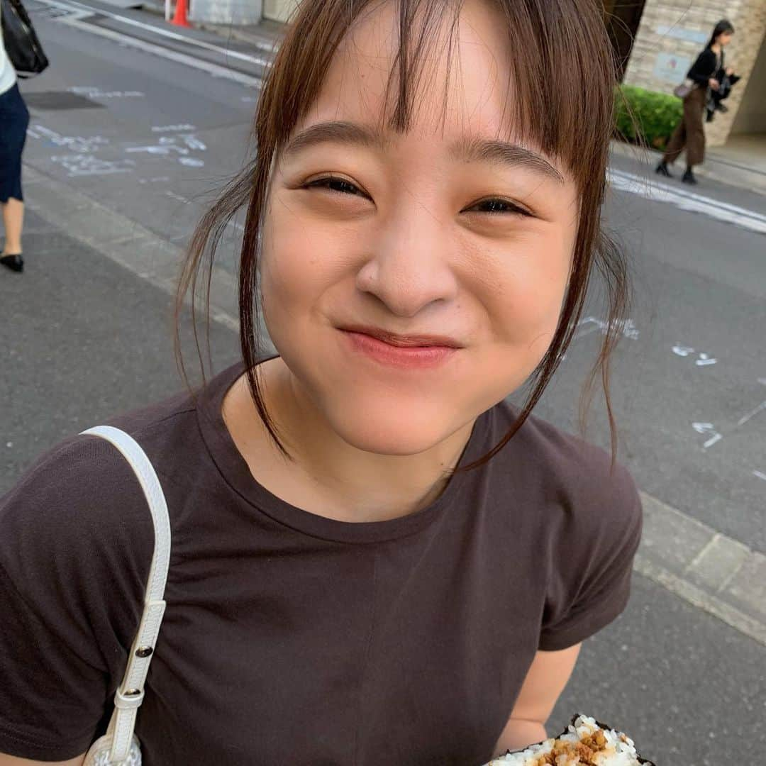 八重樫琴美さんのインスタグラム写真 - (八重樫琴美Instagram)「立ち食いすみません。どうしても、どうしてもおにぎりが食べたかったんです。お腹が鳴りたくなかったので…。#マナー#マナーを守りましょう#おにぎり#おにぎりが食べたいんだなぁ」10月9日 18時48分 - kotomiyaegashi