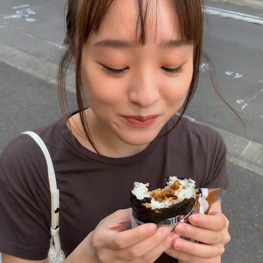 八重樫琴美さんのインスタグラム写真 - (八重樫琴美Instagram)「立ち食いすみません。どうしても、どうしてもおにぎりが食べたかったんです。お腹が鳴りたくなかったので…。#マナー#マナーを守りましょう#おにぎり#おにぎりが食べたいんだなぁ」10月9日 18時48分 - kotomiyaegashi