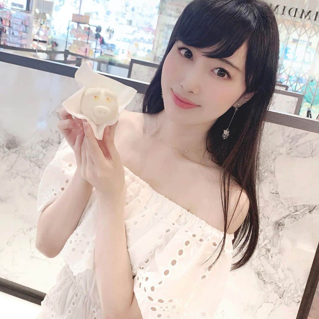 sakiのインスタグラム：「. ぶたさん🥺🐖💕 中にカスタードクリームが入ってました🐷 . 甘くて美味しかったです🤤💕 何個でもいけそう、、🥺 . . #カスタードクリーム　#taiwanfood #taiwantravel #台北　#台湾　#taipeicafe #美味しいもの好きな人と繋がりたい　#台湾グルメ　#台湾旅行 #17Live #看護師　#オフショルダー #オフショルワンピース　#黒髪ロング　#ストレートヘア」