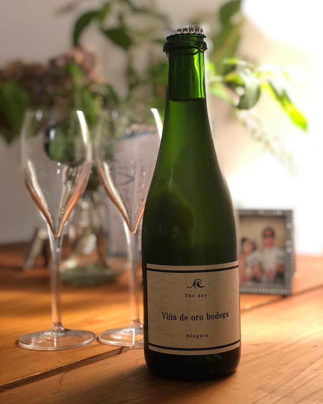 都倉賢のインスタグラム：「今日頑張ったご褒美に🍾 … … … … …  こんな時に自分が作ったワインがあったら最高だな😍  近々ワインについて色々と発表出来る事があるのでお楽しみに！  このワインは都倉ワイナリーのパートナー　@hiroakinta_wine_maker  金田のファーストリリースの『The day』です！！！」