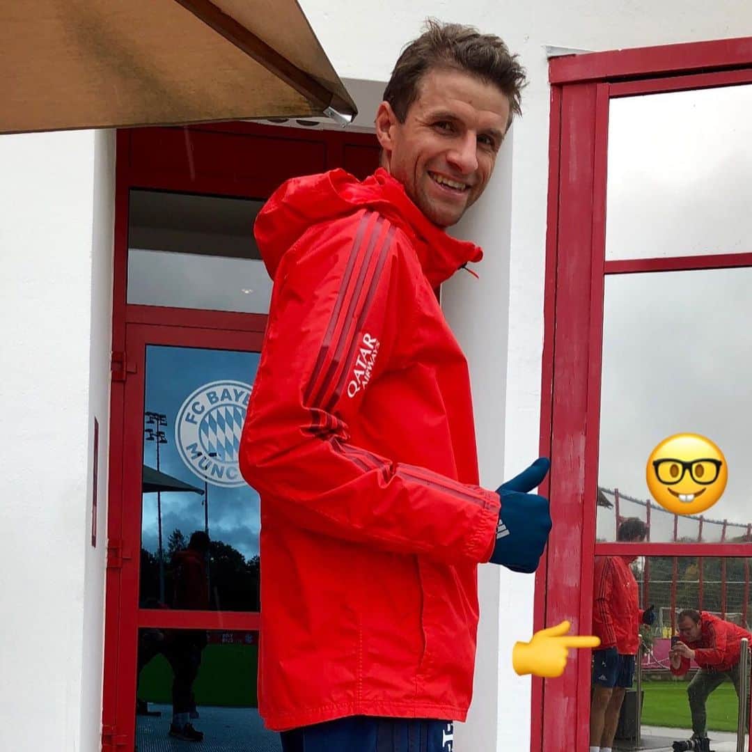 トーマス・ミュラーのインスタグラム：「After a not quite optimal weekend for us it is the perfect weather to focus on the important things - training while it’s raining 🏋️‍♂️🏋️‍♂️☔️ ☔️ #stayfocused #comebackstronger #miasanmia #esmuellert #schlammschlacht#watnespiegelung」