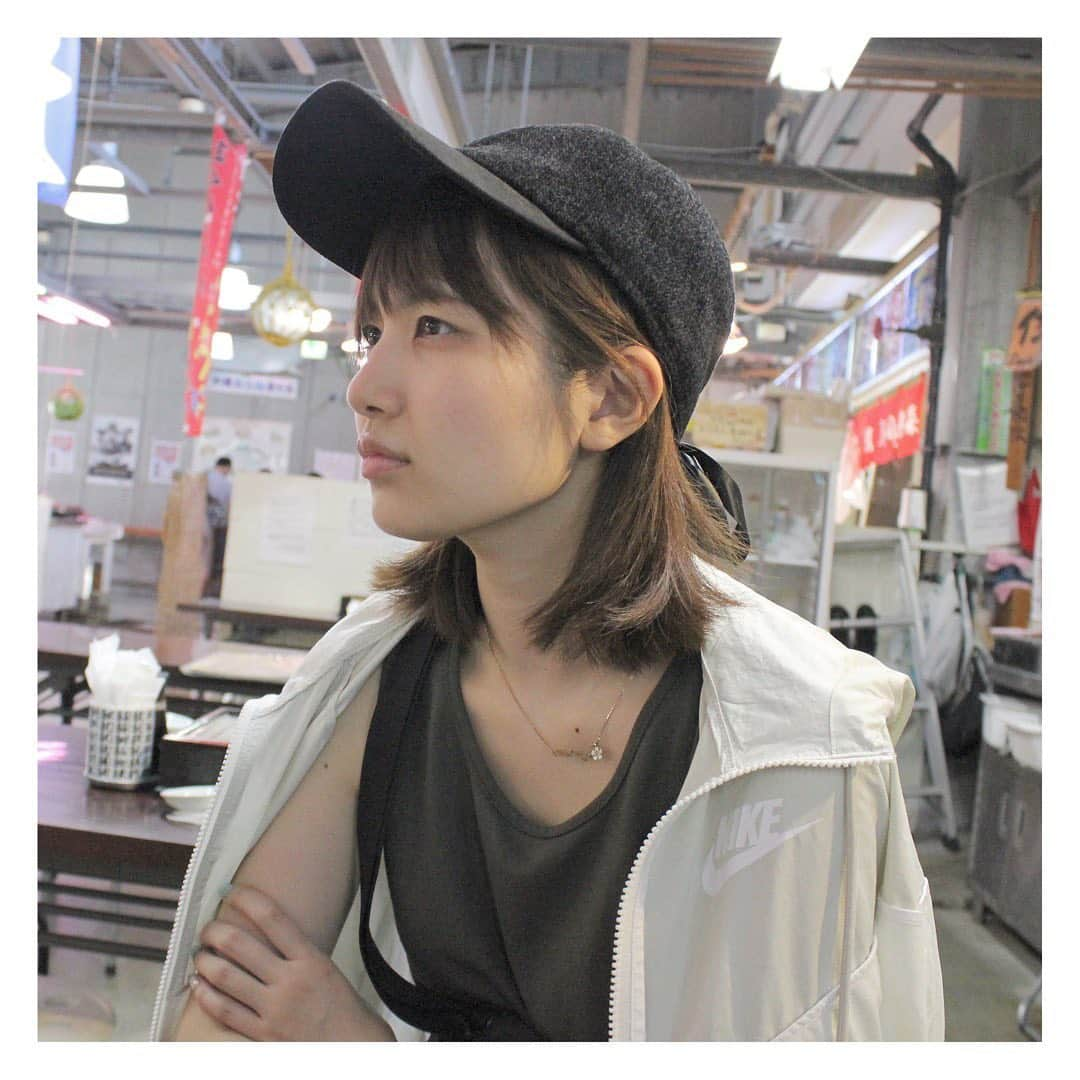 森杏奈さんのインスタグラム写真 - (森杏奈Instagram)「ㅤㅤㅤㅤㅤㅤㅤㅤㅤㅤㅤㅤㅤ ㅤㅤㅤㅤㅤㅤㅤㅤㅤㅤㅤㅤㅤ 沖縄の市場にて🐟 ㅤㅤㅤㅤㅤㅤㅤㅤㅤㅤㅤㅤㅤ それにしてもこの顔はどういう感情なの？ ご飯待ってる時の顔とは思えない👋🏻笑 ㅤㅤㅤㅤㅤㅤㅤㅤㅤㅤㅤㅤㅤ 映えが分からないのでどんな顔でも載せます😂 すみません🤦🏻‍♀️ ㅤㅤㅤㅤㅤㅤㅤㅤㅤㅤㅤㅤ #okinawa #沖縄 #market #市場  #camera #カメラ #一眼レフ  #nike #ナイキ #cap #帽子 #私服 ㅤㅤㅤㅤㅤㅤㅤㅤㅤㅤㅤㅤㅤ」10月9日 18時51分 - _morianna