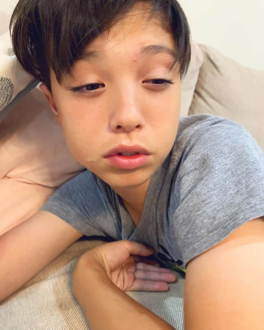 バイリンガル3兄妹のインスタグラム：「ガールズと公園から帰って来たら ソファで寝落ちしてた彼。 ・ まだそんな事あるんだね😂 ・ もうすぐ7時だけど… 一回起きてまた寝てるよ。 どうしよう。 いっその事このまま朝まで寝てくれ😂 ・ ・ #ニキビ#よだれ#小6男子 #バイリンガル3兄妹 #空雅」
