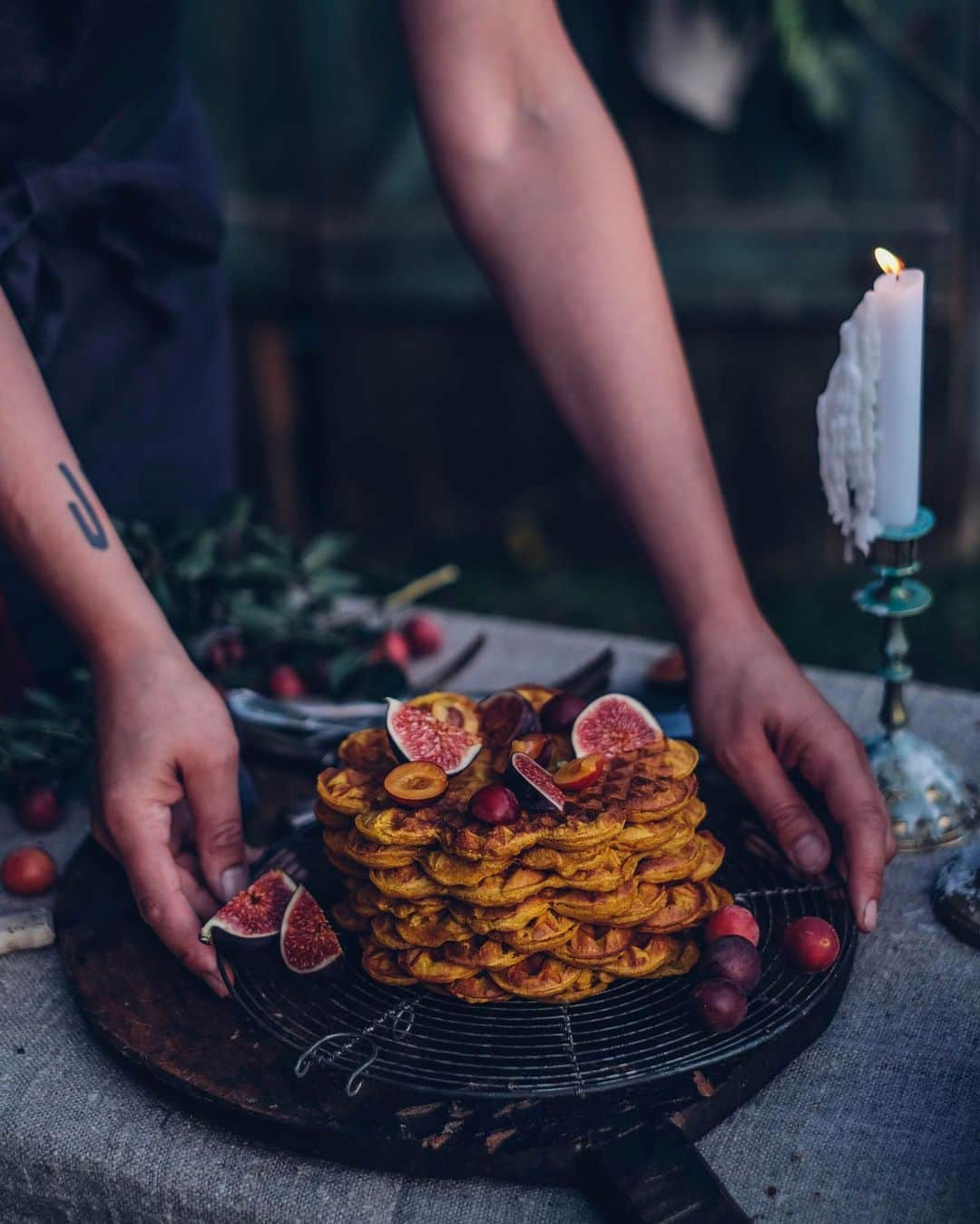 Our Food Storiesさんのインスタグラム写真 - (Our Food StoriesInstagram)「Now on the blog: the recipe for the most delicious gluten-free pumpkin waffles 🎃😋 Get it via the link in profile. We wish you all a lovely day guys #ourfoodstories_countryside  ____ #barngathering #gatheringslikethese #autumnvibes #autumndecor #tabledecoration #flowerinstallation #momentslikethese #simplejoys #countrysideliving #countrysidelife #fellowmag #verilymoment #foodphotographer #foodstylist #germanfoodblogger #chasinglight #dinnerdate #glutenfri #glutenfreerecipes」10月9日 18時55分 - _foodstories_