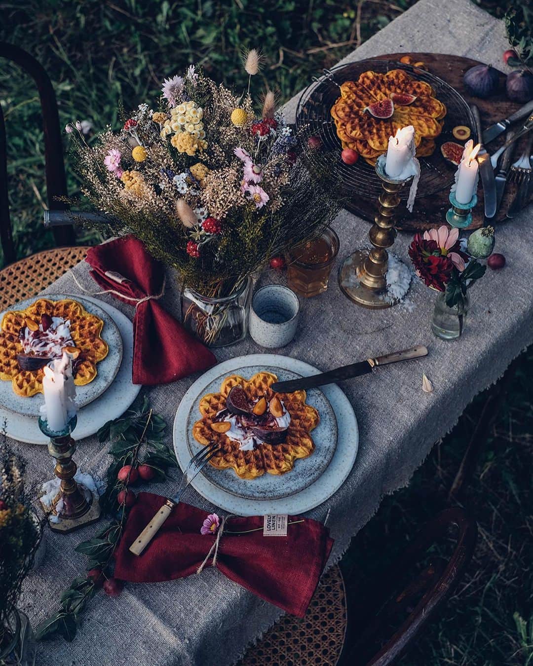 Our Food Storiesさんのインスタグラム写真 - (Our Food StoriesInstagram)「Now on the blog: the recipe for the most delicious gluten-free pumpkin waffles 🎃😋 Get it via the link in profile. We wish you all a lovely day guys #ourfoodstories_countryside  ____ #barngathering #gatheringslikethese #autumnvibes #autumndecor #tabledecoration #flowerinstallation #momentslikethese #simplejoys #countrysideliving #countrysidelife #fellowmag #verilymoment #foodphotographer #foodstylist #germanfoodblogger #chasinglight #dinnerdate #glutenfri #glutenfreerecipes」10月9日 18時55分 - _foodstories_