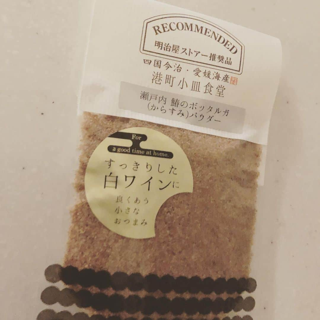 濱田マサルさんのインスタグラム写真 - (濱田マサルInstagram)「少し前から冷蔵庫の定番化したカラスミパウダー❤️ これ、どんな料理にも合う👏🏻 手抜きしたい時は、パスタに絡めてオリーブオイルと茹で汁少々で乳化しツナ缶入れて柑橘系絞ると👌🏻👌🏻👌🏻 塩気が少し欲しい時や、少しアクセント付けたい時にも👌🏻」10月9日 18時55分 - hamadamasaru