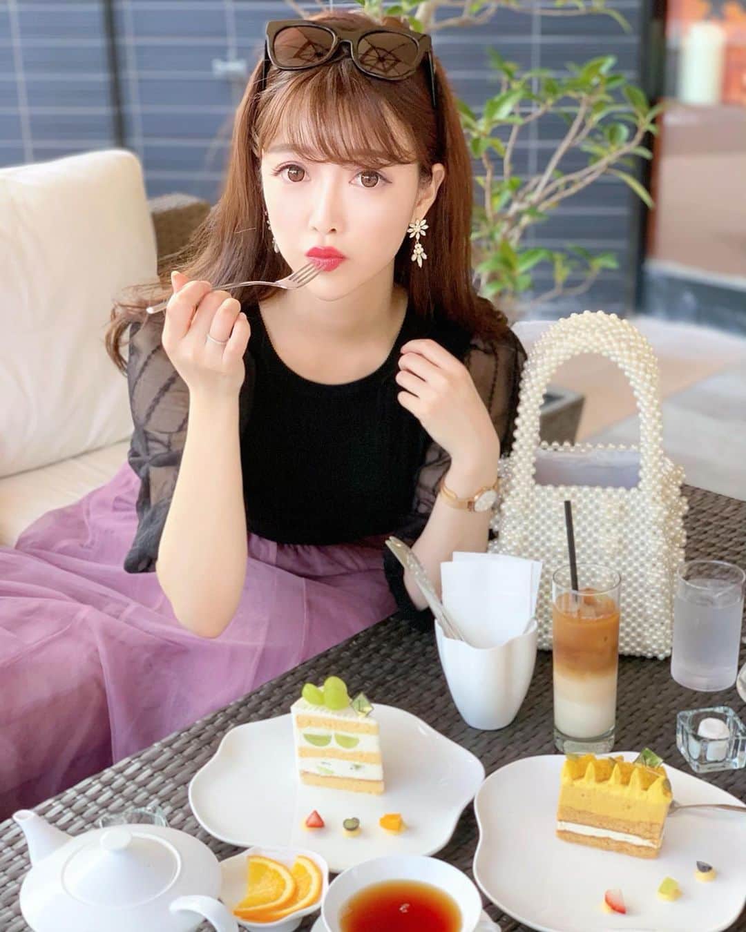 のインスタグラム：「🌰🧁🎃🐻🍇 ^_^  大好きな女王様のお紅茶と シャインマスカットの ショートケーキを食べに行った日🍰 ・ 秋は美味しいものたくさんで最高である❤️ ・ そういえばまた台風来るんだね… 皆様身の安全を！きちんと備えてね😌🌈💫 ・ ・ #シャインマスカット #シャインマスカットケーキ #ショートケーキ #カフェ巡り #東京カフェ巡り #teatime #afternoontea #アフタヌーンティー #かぼちゃケーキ #パンプキンケーキ #ハロウィン  #halloween #チュールスリーブ」