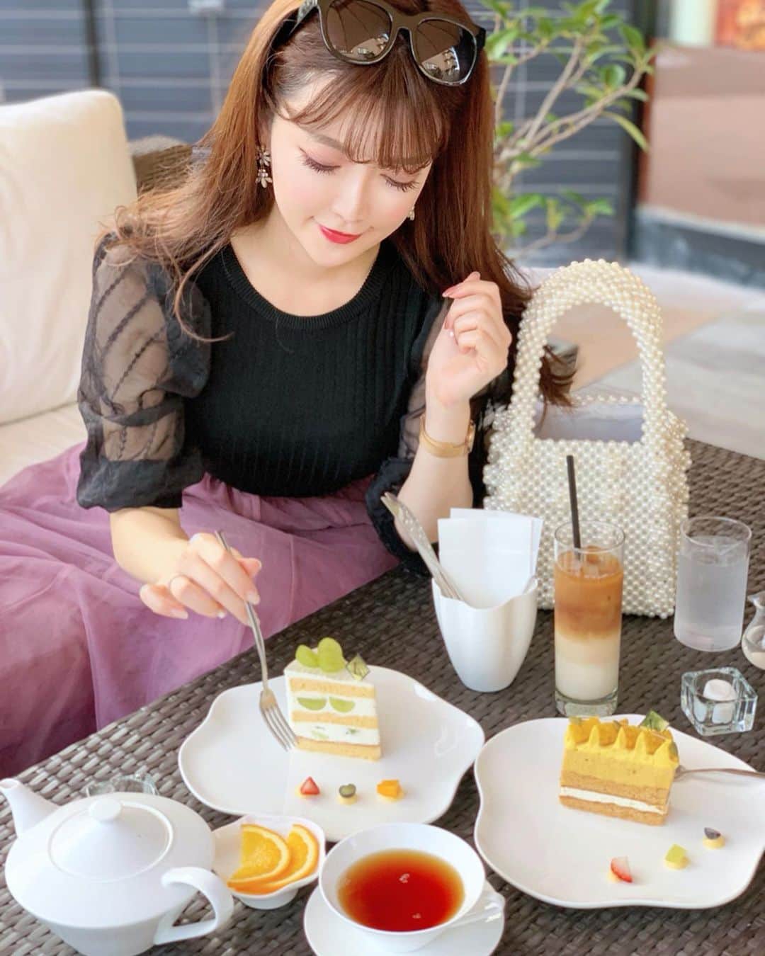 蓼沼綾さんのインスタグラム写真 - (蓼沼綾Instagram)「🌰🧁🎃🐻🍇 ^_^  大好きな女王様のお紅茶と シャインマスカットの ショートケーキを食べに行った日🍰 ・ 秋は美味しいものたくさんで最高である❤️ ・ そういえばまた台風来るんだね… 皆様身の安全を！きちんと備えてね😌🌈💫 ・ ・ #シャインマスカット #シャインマスカットケーキ #ショートケーキ #カフェ巡り #東京カフェ巡り #teatime #afternoontea #アフタヌーンティー #かぼちゃケーキ #パンプキンケーキ #ハロウィン  #halloween #チュールスリーブ」10月9日 19時07分 - tadeaya