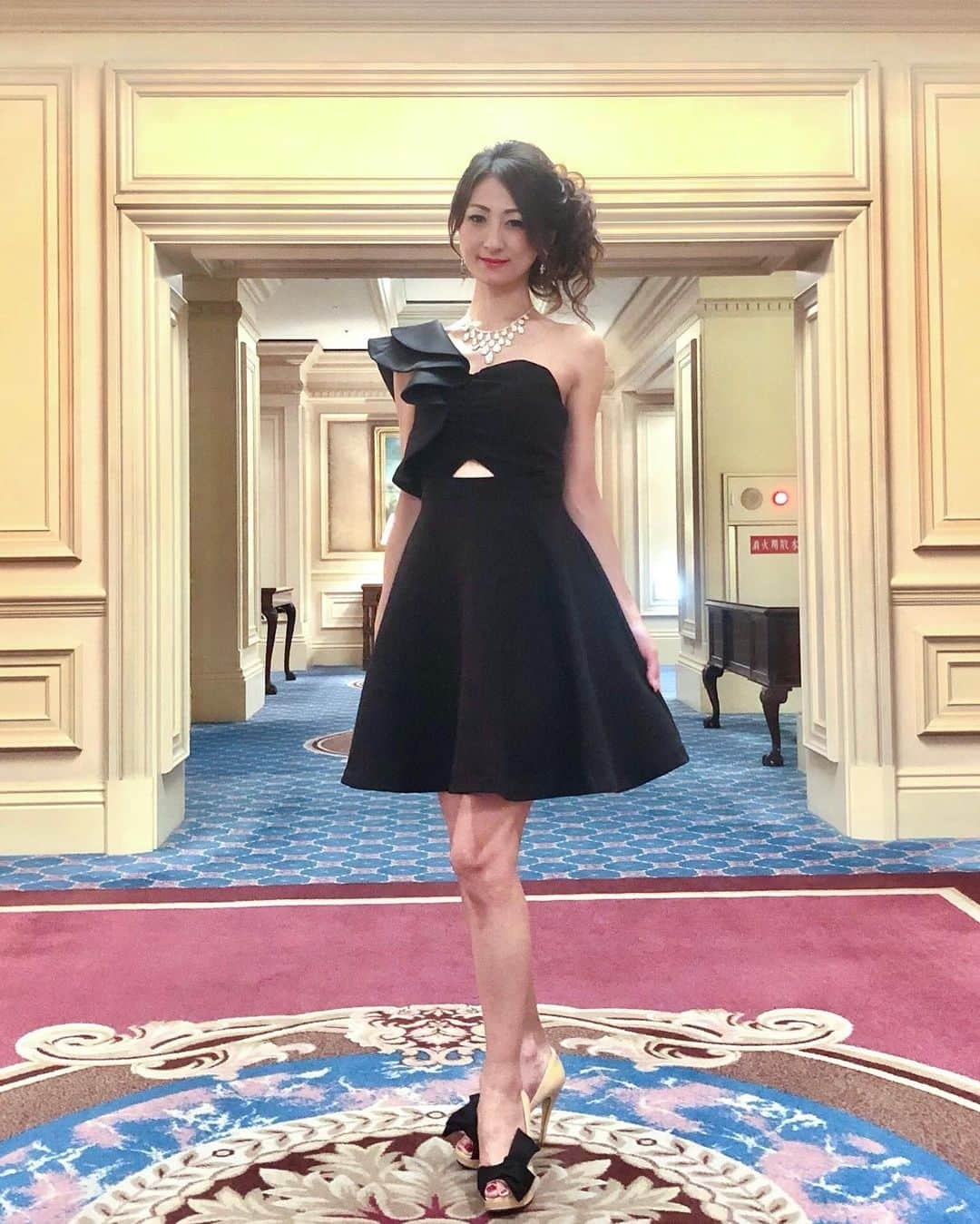 彩耶さんのインスタグラム写真 - (彩耶Instagram)「大好きなホテルで #RUNWAY 👠✨ @ritzcarlton.osaka ・ ・ 楽しかった💕 ・ ・ デコルテラインを綺麗に見せてくれる ブラックカラーのドレス🖤✨ ・ 顔まわりを華やかに見せてくれる〜😌👗✨ ・ ・ 1枚目のお写真は、仲良くなったかなこちゃん @yamakana0811 に撮ってもらいました❣️撮りあいっこして楽しかった〜✨笑 ・ 2枚目はいつもの "なんだかいい感じに撮れる〜✨ お化粧室で💄 ・ ・ ・ ブラックのミニドレスは、アンナさん @anna__bijoux のお店で💕 ・ いつもステキな商品がいっぱい〜✨ よかったら覗いてみてね😍 ・ ・ ・ #ウーマンズモデルコレクション2019 #ウーマンズモデルコレクション  #ランウェイ #ザリッツカールトン大阪 #リッツカールトン大阪#theritzcarltonosaka#ritzcarltonosaka  #キャットウォーク #モデル#model#神戸#kobe#インスタグラム#インスタ#instagram#インフルエンサー#ファッション #コーデ  #fashion #大人コーデ #大人女子 #女子力 #美意識アップ #関西 #大阪 #旅行」10月9日 19時03分 - 3aya11