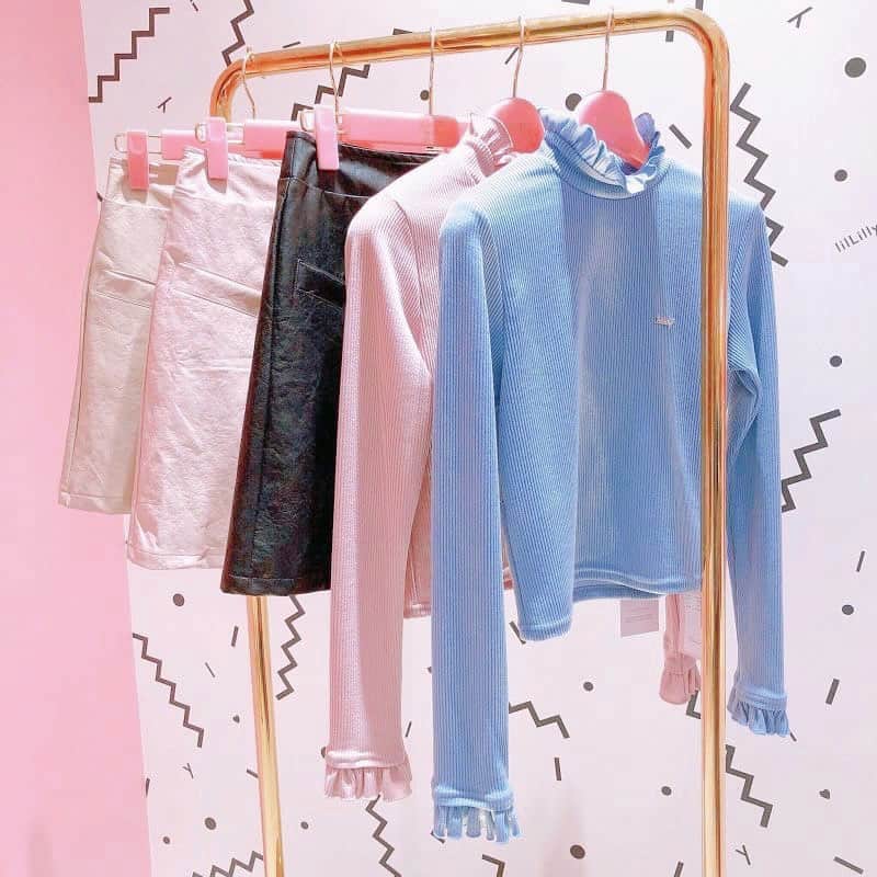 lilLillyさんのインスタグラム写真 - (lilLillyInstagram)「❤︎pick up item❤︎ フリルニットトップス color PINK/BLUE size FREE ¥6,800 + tax ． フロントレザースカート color PINK/BEIGE/BLACK size S/M ¥12,800 + tax . #lilLilly #lilLillytokyo #lilLillyshinjuku」10月9日 19時03分 - lillilly_official