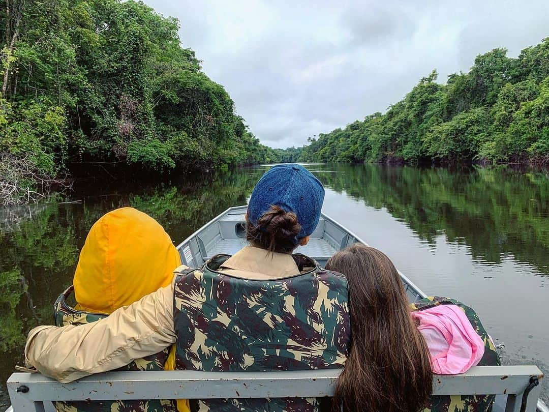 カロリーネ・セリコさんのインスタグラム写真 - (カロリーネ・セリコInstagram)「Braço  Barco  Abraço  Que meus braços sejam sempre para confortar, fortalecer e apoiar. ❤️ As maiores jóias da minha vida 😍 Mais a aventura para nossa conta 🌳 #CaCelicoViagem @cristalinolodge  #cristalinolodge」10月9日 19時17分 - cacelico