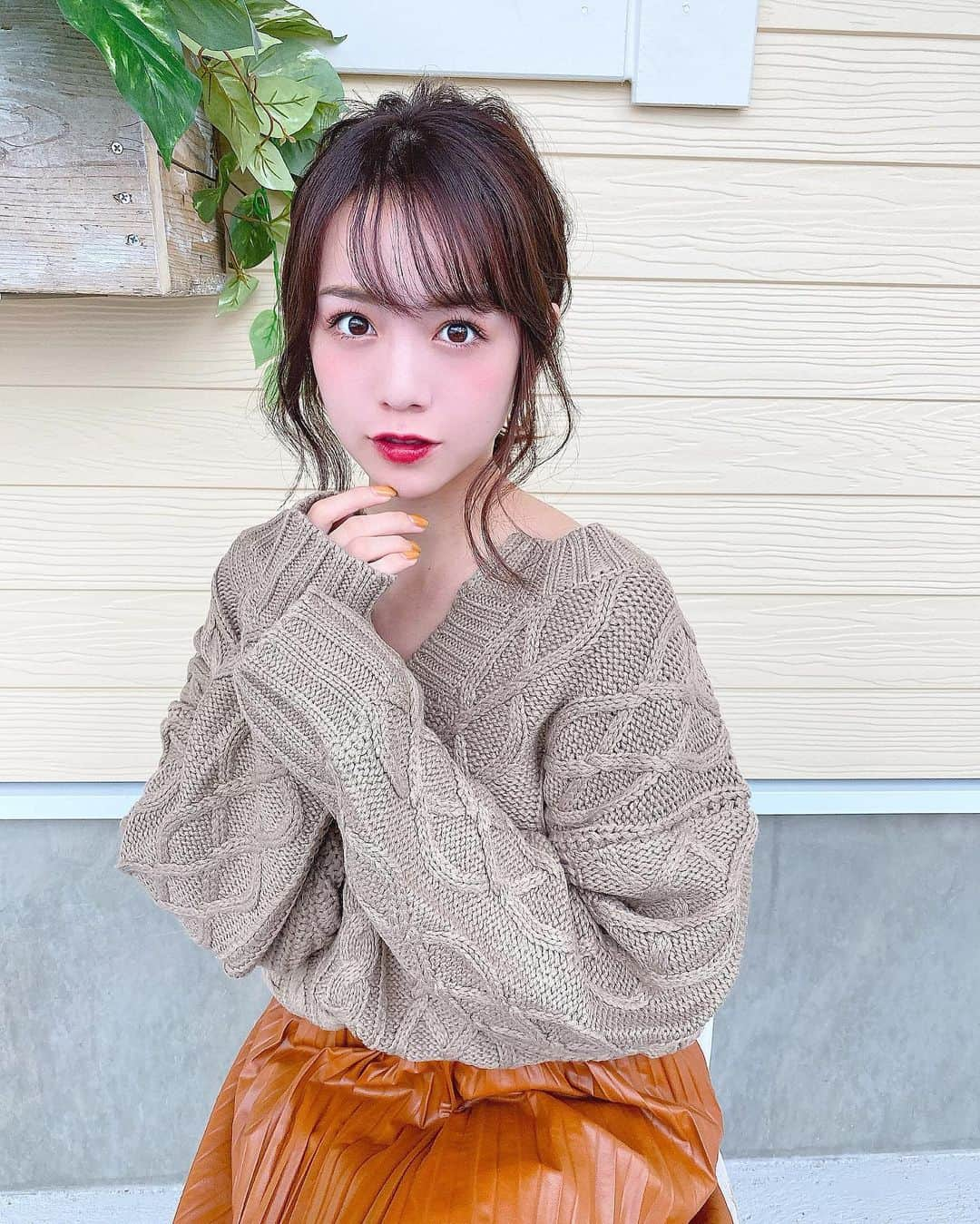 黒田真友香さんのインスタグラム写真 - (黒田真友香Instagram)「こんばんは☺️❤️ 今日は１日岡山で初のテレビロケでした〜😍 関西圏で放送されるので、また告知します🙆‍♀️ 新しいことをするは緊張するけど 学びが沢山あって楽しかった！  肩周りがざっくり空いたニットは アップヘアで後毛出して女っぽく💋  #titivate #ティティベイトスタイル　#titivatestyle #秋コーデ　#プチプラコーデ　#高身長コーデ　#オフショル　#ケーブル編みキーネックニットプルオーバー」10月9日 19時13分 - kurodamayukaxx