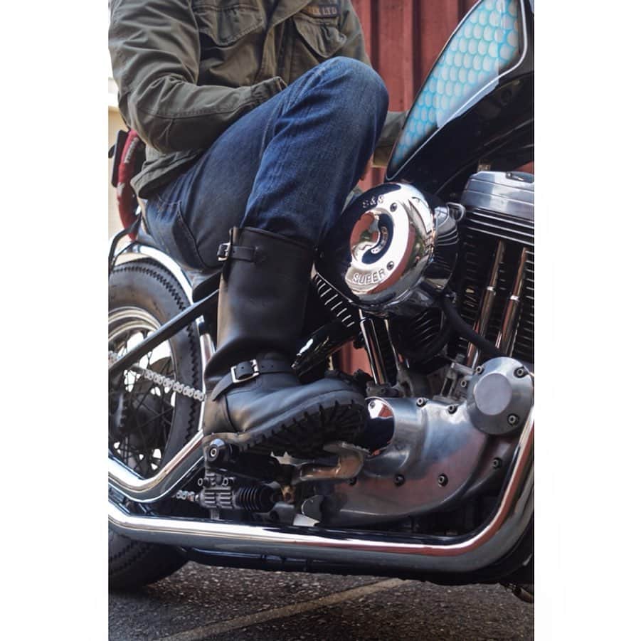 のインスタグラム：「My WESCO! “Boss” 2日前に納車されたというスポリジベースのチョッパーでご来店のお客さん。 季節の変わり目を機に、冬用サリバングローブのご購入と約1年履き込まれたウエスコブーツのメンテナンスにお越しくださいました。 気分も新たにウエスコ&バイクライフを楽しんでください！ . WESCO大阪ではご来店頂いたお客様のウエスコブーツを無料でオイルケアを施しています。 ぜひお気軽にご利用ください。 . #wesco #boss #harleydavidson #sportster #chopper #wescopeople #wescoboots #since1918 #100YEARS #oregon #scappoose #madeinUSA #wescojapan #wescoebisu #wescosetagaya #wescokanazawa」