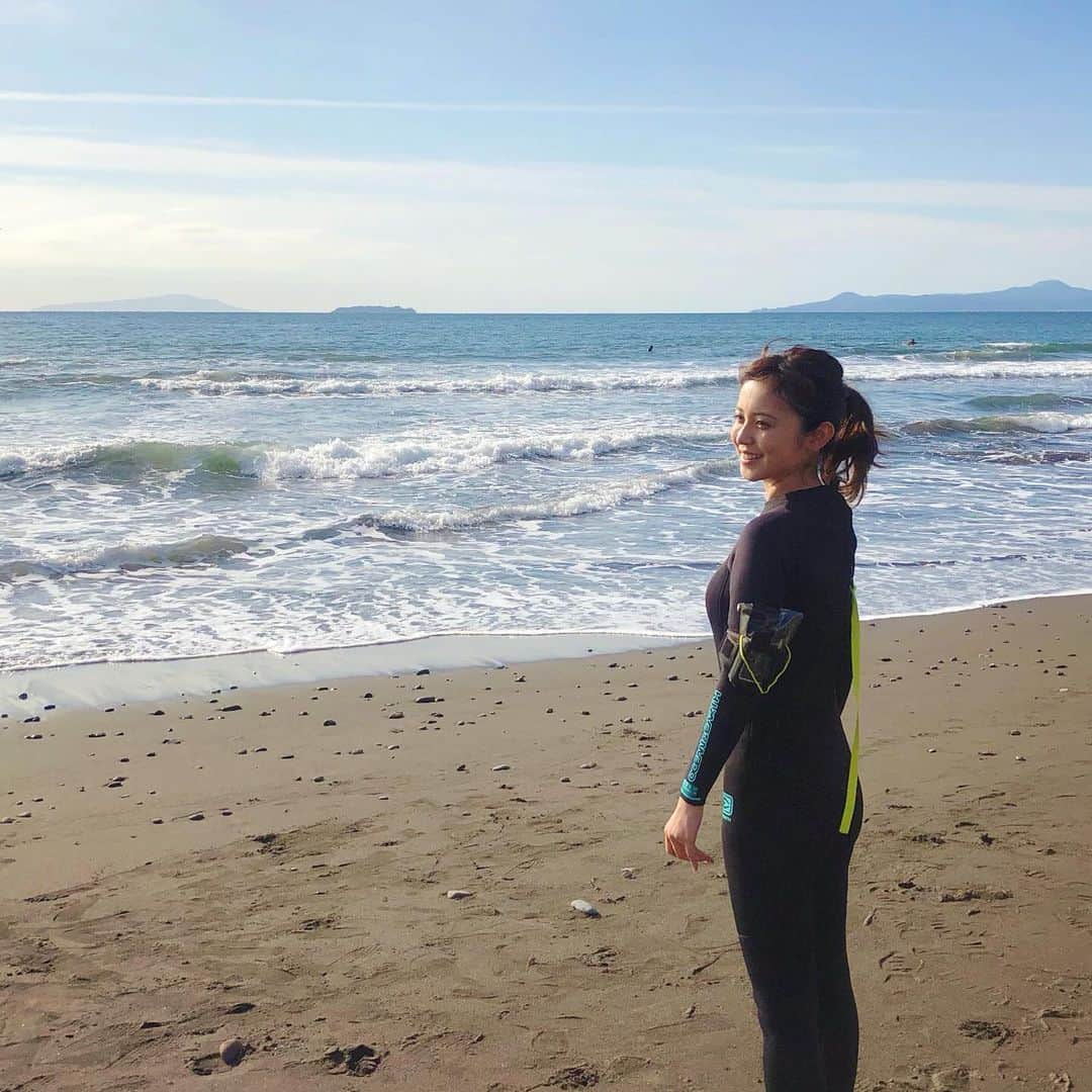 久慈暁子さんのインスタグラム写真 - (久慈暁子Instagram)「* 初サーフィン🏄‍♂️ 最初は波が怖いと思っていたけど ボードに乗って浮いているだけでも 楽しい！🌊 やっぱり自然が好きだと 改めて思った1日でした🏝 * #サーフィン #ウェットスーツ #海」10月9日 19時15分 - kuji_akiko