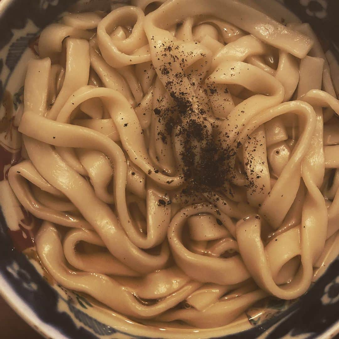 濱田マサルさんのインスタグラム写真 - (濱田マサルInstagram)「食後のデザート。。うどん  素うどん。  数日前に、纏めて買っていたきしめん  大阪出身だからか、、とにかくうどんが好き  お蕎麦も好きだけれど。。うどんも大好き❤  生きしめん見るとついつい買ってしまうんですよね。。 しかも茹で過ぎた位が好きーっ  食の好みは幼い時から変わりません  食生活も粗食が好き😍  一日一食粗食好き。。エンゲル係数低めです🤓  #うどんはおやつ #きしめんは中部だけどね #ほうとうも大好き #福岡のうどん　も好き #天神のうどん」10月9日 19時15分 - hamadamasaru