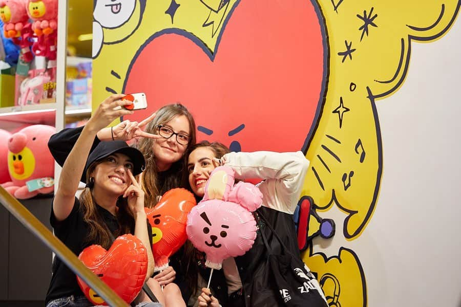 LINE FRIENDSさんのインスタグラム写真 - (LINE FRIENDSInstagram)「. Finally, the wait is over! , LINE FRIENDS' second brand,  PLAY LINE FRIENDS INSADONG  NOW OPEN! . .⏰ : 10 AM – 10 PM (Mon-Sun) ,📍 : 49, Insadong-gil, Jongno-gu, Seoul .  #October9th #PLAYLINEFRIENDS #LINEFRIENDSINSADONG #LINEFRIENDS #BT21 #LINEFRIENDSSTORE #INSADONG」10月9日 19時25分 - linefriends