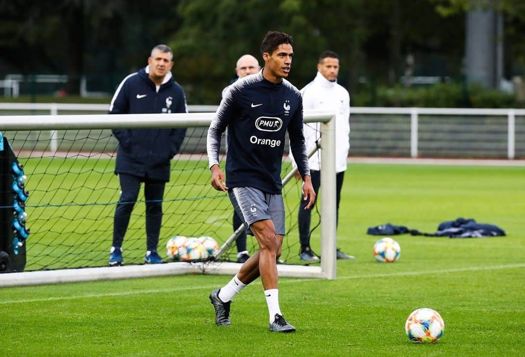 ラファエル・ヴァラーヌさんのインスタグラム写真 - (ラファエル・ヴァラーヌInstagram)「🇫🇷⚽️ #Equipedefrance 🔜 #ISLFRA」10月9日 19時18分 - raphaelvarane