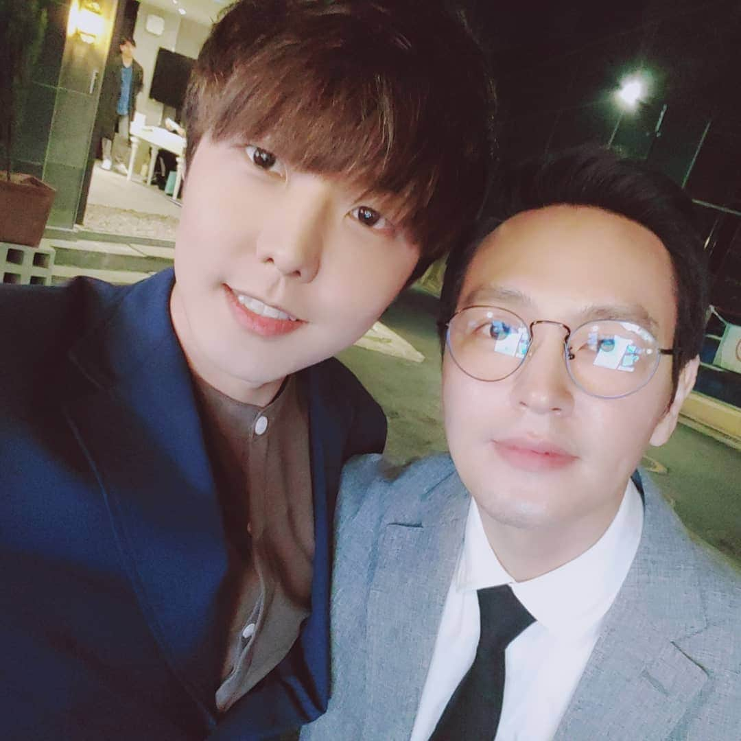 E.coさんのインスタグラム写真 - (E.coInstagram)「오늘 #최지호 형님 #결혼식 항상 결혼식갈때 캐주얼 입고 가다가 이번에는 정식으로 차려입어봤음. 세상 이쁘신 누나. 오늘 하루는 누나가 짱입니다 ! ㅎ #사회자 #김영철 #따르릉 한번 불러주심 ㅎㅎㅎㅎㅎ #샵 #장석현 형님도 간만에 뵈서 너무 반가웠습니다!! 분명 이걸 아부지가 보신다면..... 넌 언제 할꺼냐고 #댓글 달겠지.... 하핫 오랜만에 #내사람 #형님 들 만나고 축하해줌 날씨가 많이 추워요 ㅜ 다들 따시게 입고 #감기조심하세요」10月9日 19時34分 - e.co_jun