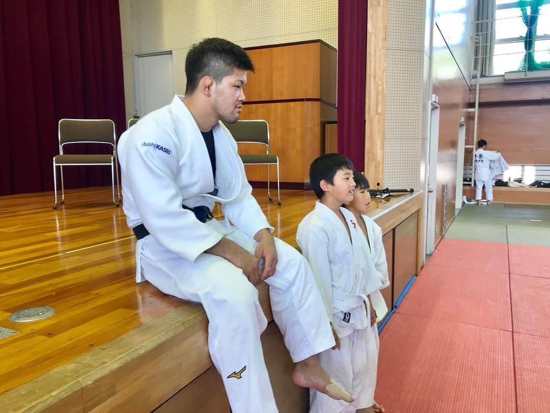 服部優陽さんのインスタグラム写真 - (服部優陽Instagram)「🥋﻿ 世界柔道の金メダリスト2人が柔道教室！﻿ ﻿ 73キロ級の #大野将平 選手﻿ 66キロ級の #丸山城志郎 選手が﻿ 子供たちに必殺の大外刈りと内股を指導しました！﻿ ﻿ 「年収はいくらですか？」﻿ 「初恋はいつですか？」﻿ 質問コーナーでは子供たちから飛び出す﻿ 無邪気かつオトナじゃ聞けない質問も…笑﻿ ﻿ 畳の上では見られない2人の表情にも注目👀﻿ 明日10/10(木)の #報道ランナー で放送予定です！﻿ 🥋﻿ #世界柔道 #柔道世界選手権 #金メダリスト﻿ #大外刈り #内股 #judo #柔道 #東京五輪 #2020﻿  #tokyo2020 #東京五輪2020 #東京オリンピック2020 #オリンピックイヤー #東京オリンピック #東京パラリンピック #パラリンピック #東京オリパラ #新国立競技場 #日本武道館 #カンテレ #アナウンサー #2020を楽しもう #金メダル #オリンピアン #全力東京 #olympics #tokyo olympic」10月9日 19時42分 - hattori.yuhi_ktv